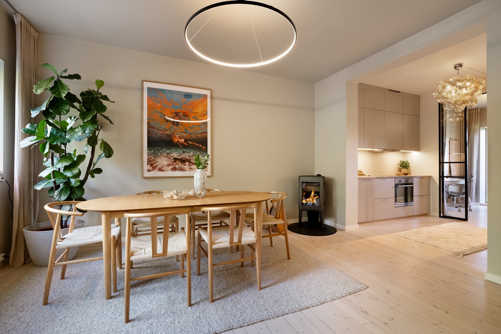 Lys og innbydende stue med gode møbleringsmuligheter. Rommets utforming byr på plass til sofagruppe, salongbord og mediemøblement. Galleribilde