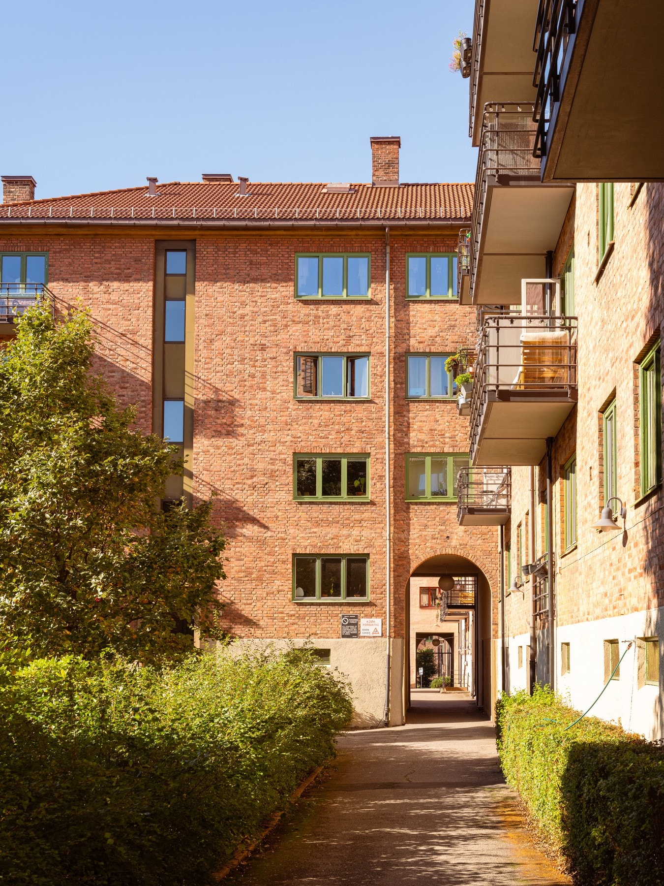 Idyllisk og frodig beliggenhet i byggets 2. etasje. Galleribilde