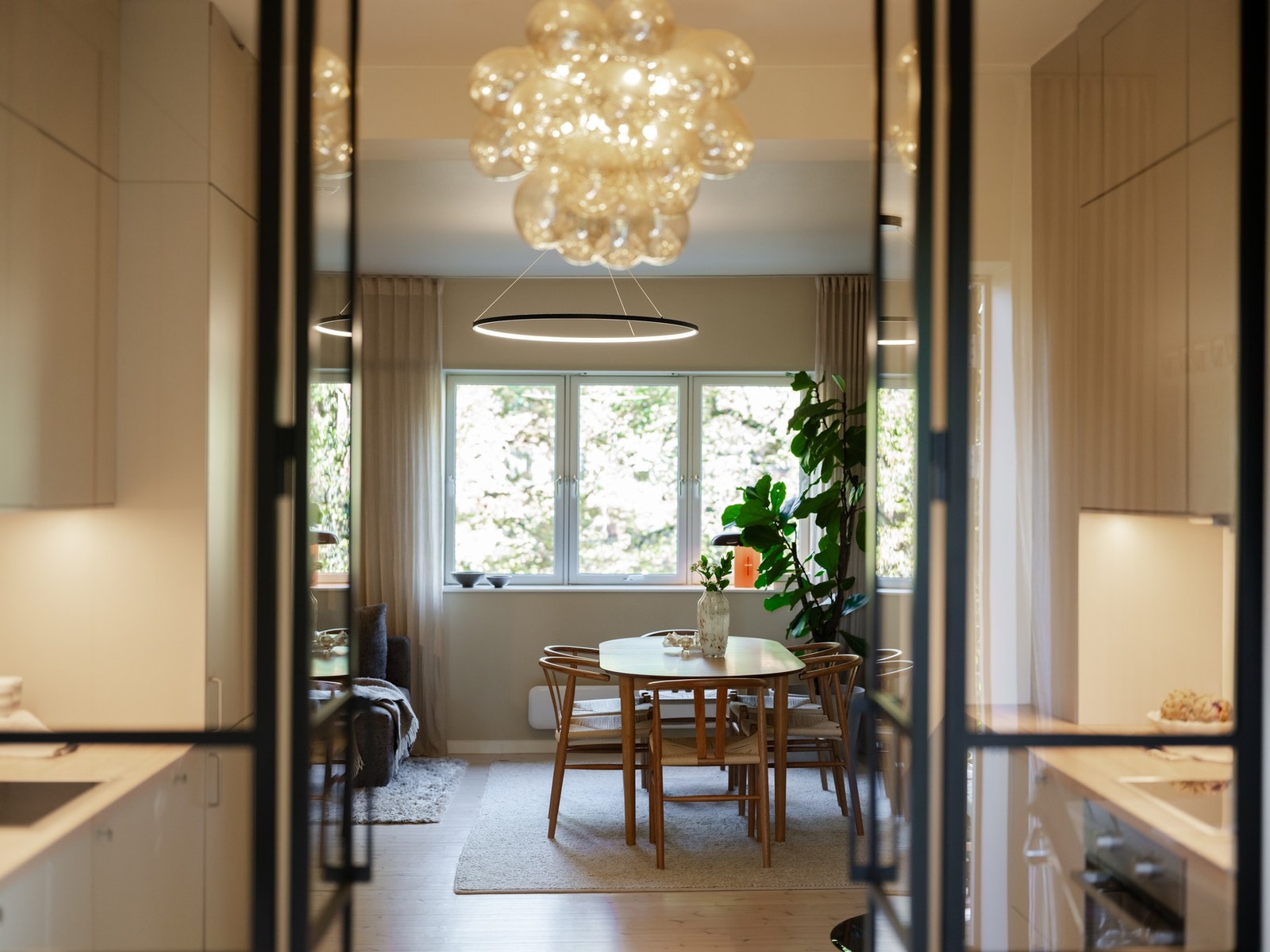 Boligens kjøkken er i en åpen løsning til stuen, men likevel naturlig tilbaketrukket. Galleribilde