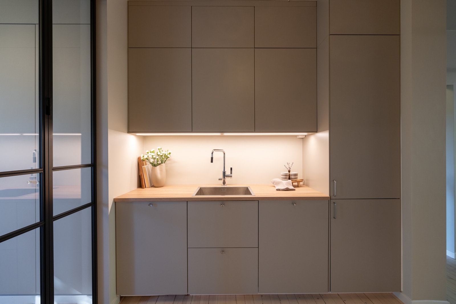 Av integrerte hvitevarer er det ovn, kjøl- og fryseskap, oppvaskmaskin og vaskemaskin - disse medfølger naturligvis ved salg. Galleribilde