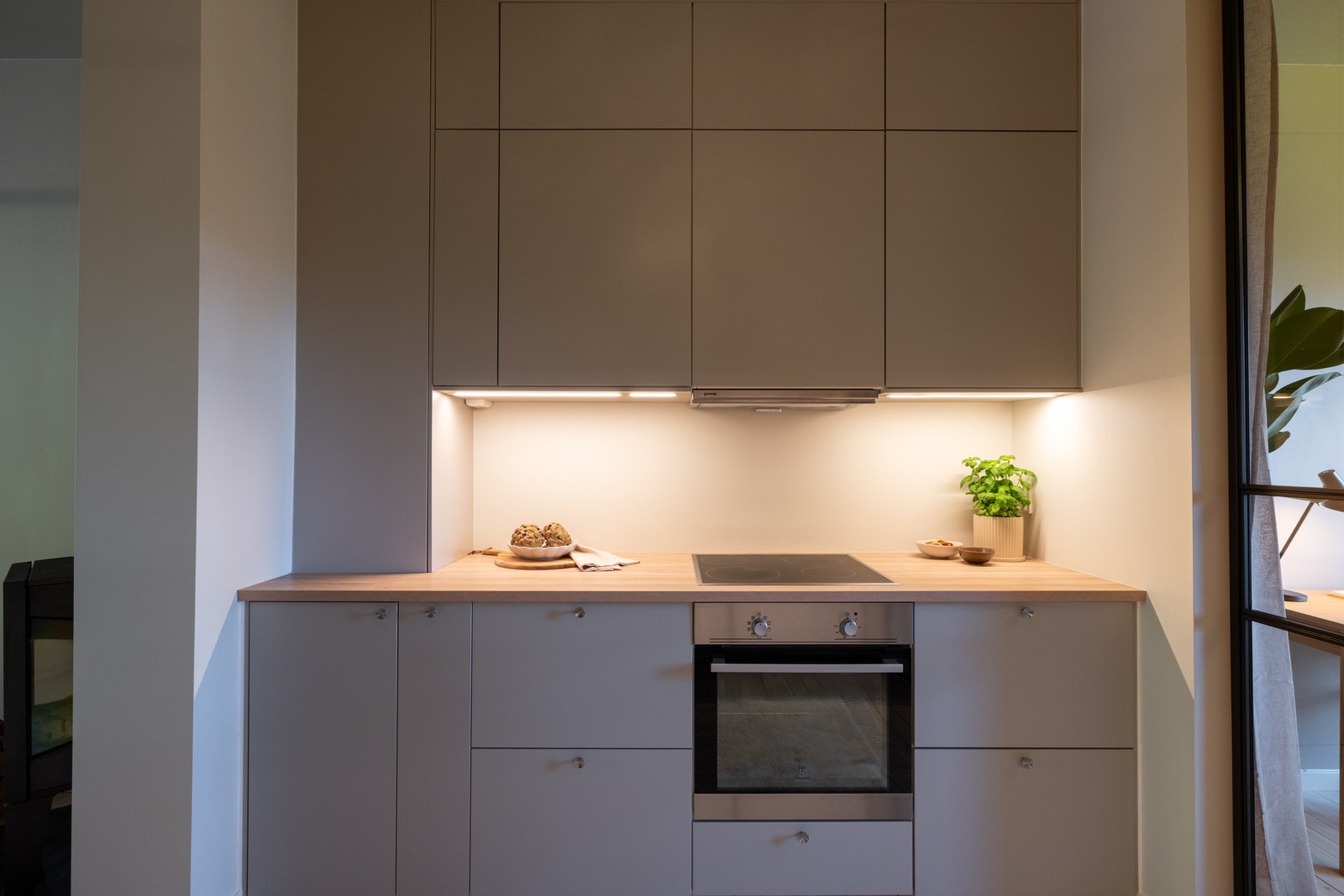 Innredningen består av fabrikklakkerte glatte fronter og laminat benkeplate med nedfelt oppvaskkum og nedfelt koketopp. Galleribilde