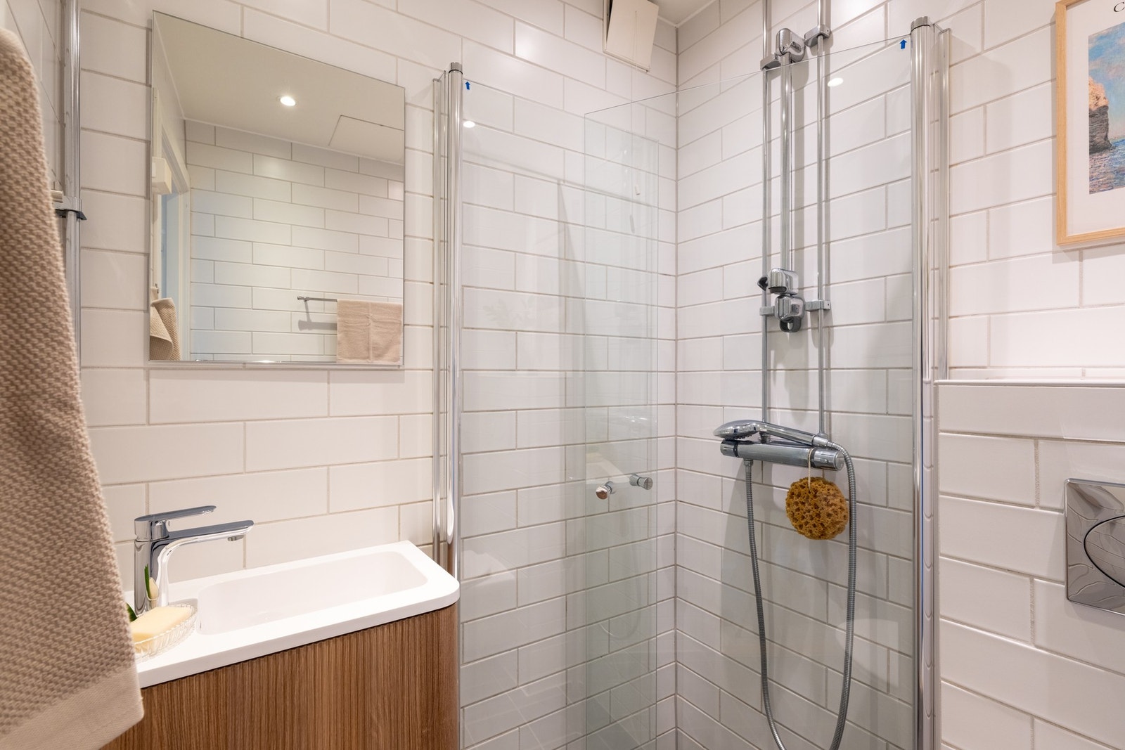 Delikat, flislagt bad som ble pusset opp i 2004 og ble oppgradert med ny innredning i 2025. Galleribilde