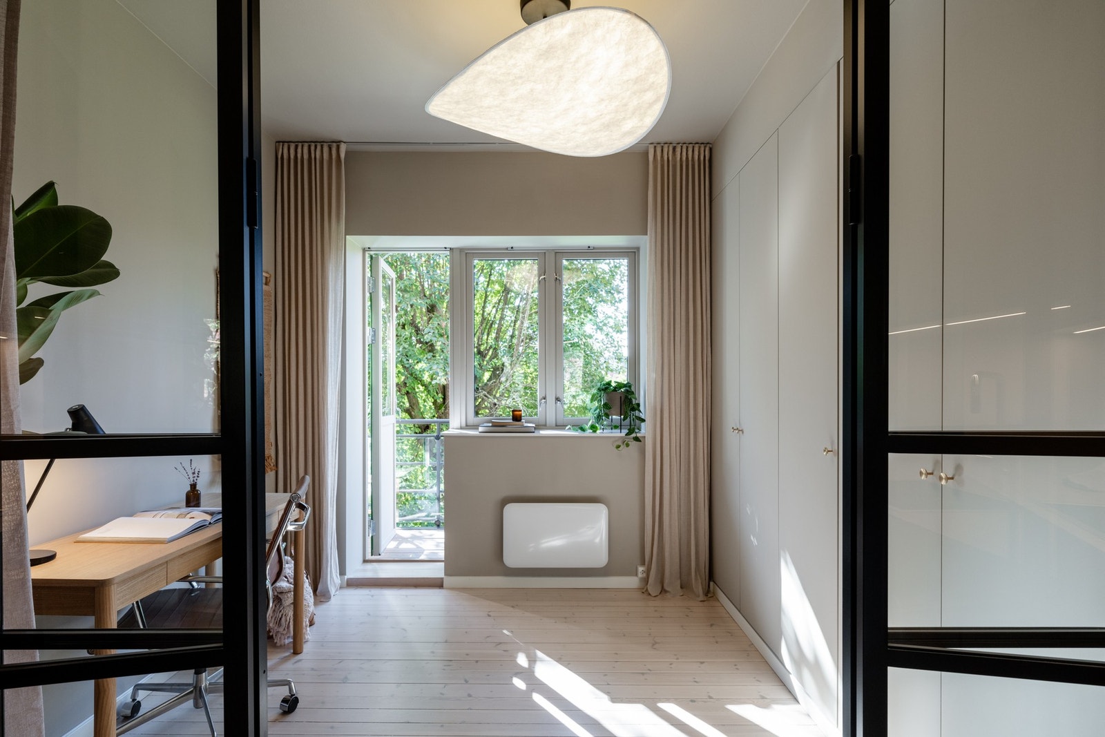 Fra dette soverommet er det utgang til den idylliske balkongen. Galleribilde