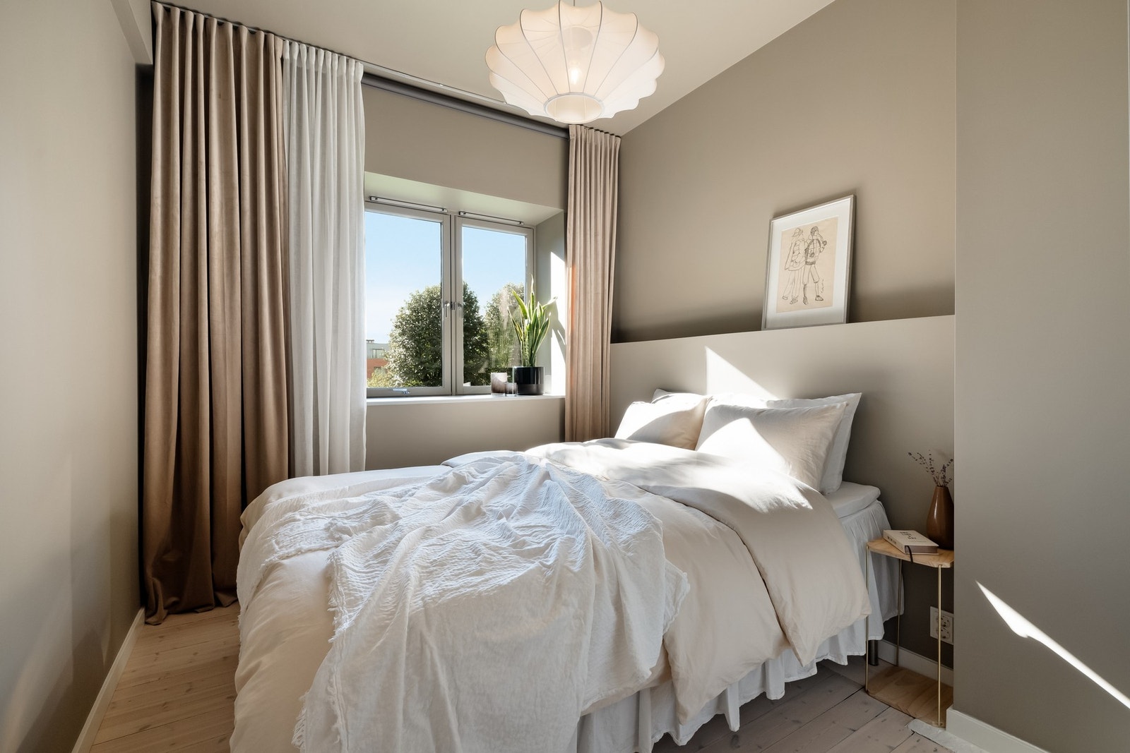 Hovedsoverommet er av god størrelse med plass til dobbeltseng, nattbord og garderobeskap. Galleribilde