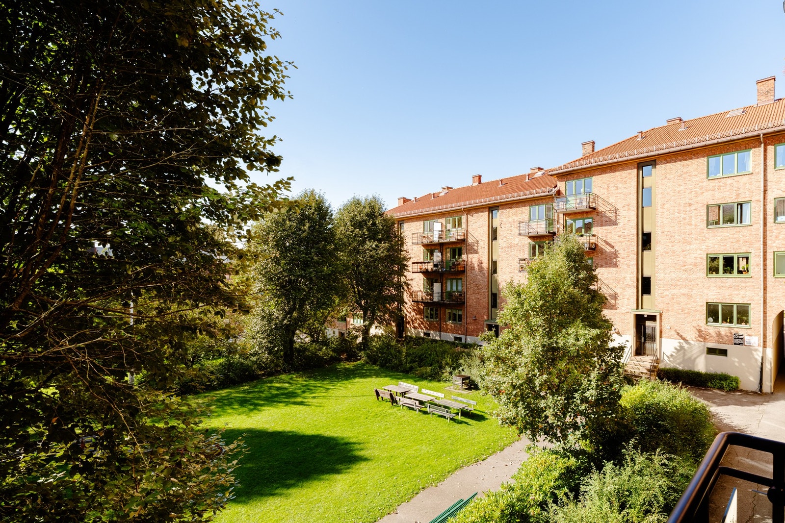 På sommerstid vil uteplassen oppleves som en ekstra stue hvor balkongdøren for det meste vil stå åpen. Galleribilde