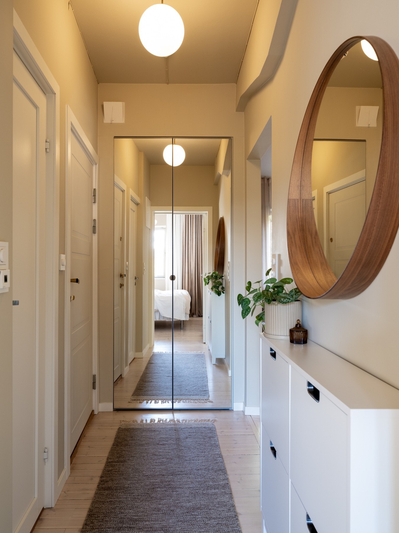 Like innenfor inngangsdøren er det en praktisk nisje med et praktisk garderobeskap med speilfronter. Galleribilde