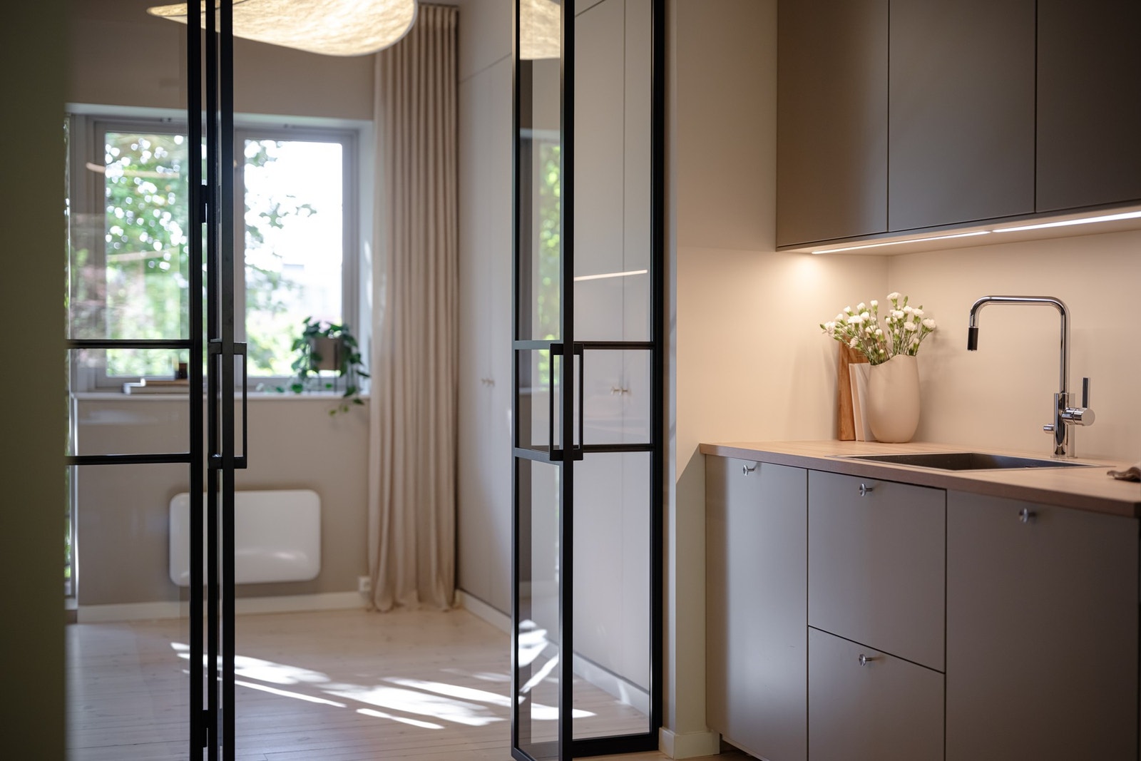 Via smijernsdøren kommer man inn til det ene av totalt to soverom. Galleribilde