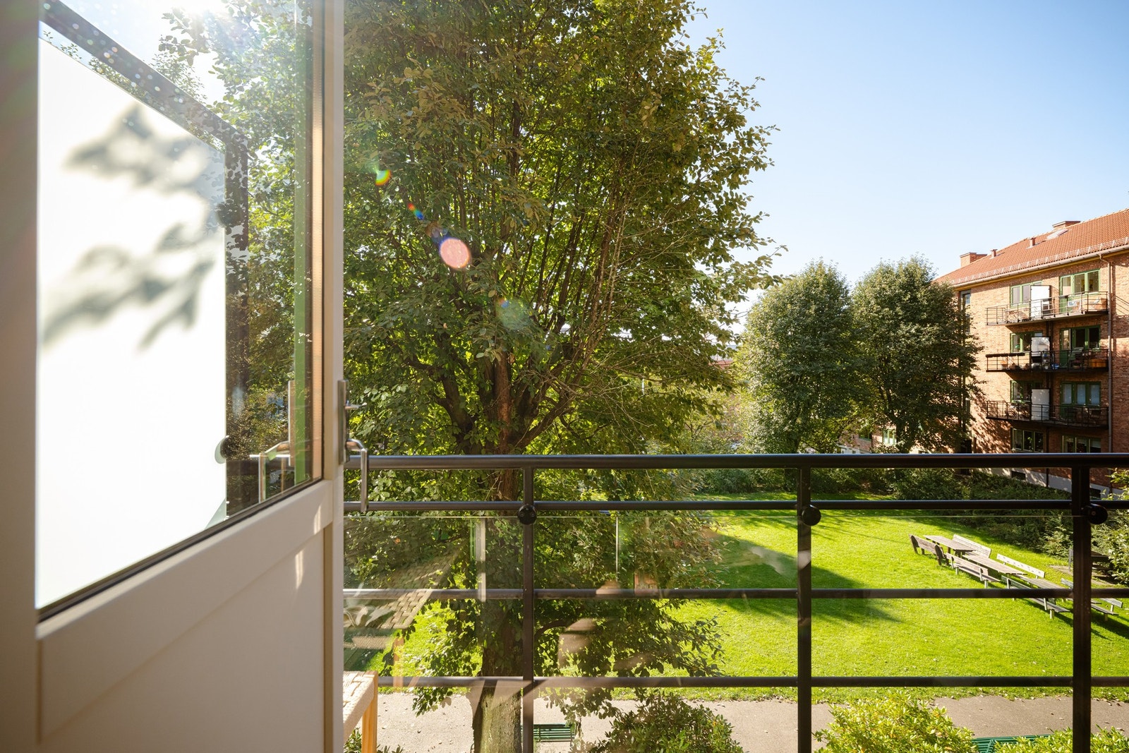 Dette er en lys og delikat 3-roms leilighet beliggende sentralt på Rodeløkka/Carl Berner. Galleribilde