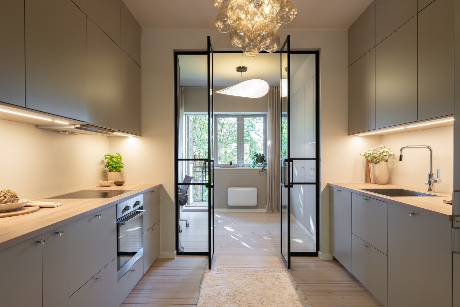 Det lekre kjøkkenet ble pusset opp i 2023 og er godt utnyttet med mye skap, skuffer og benkeplass. Galleribilde