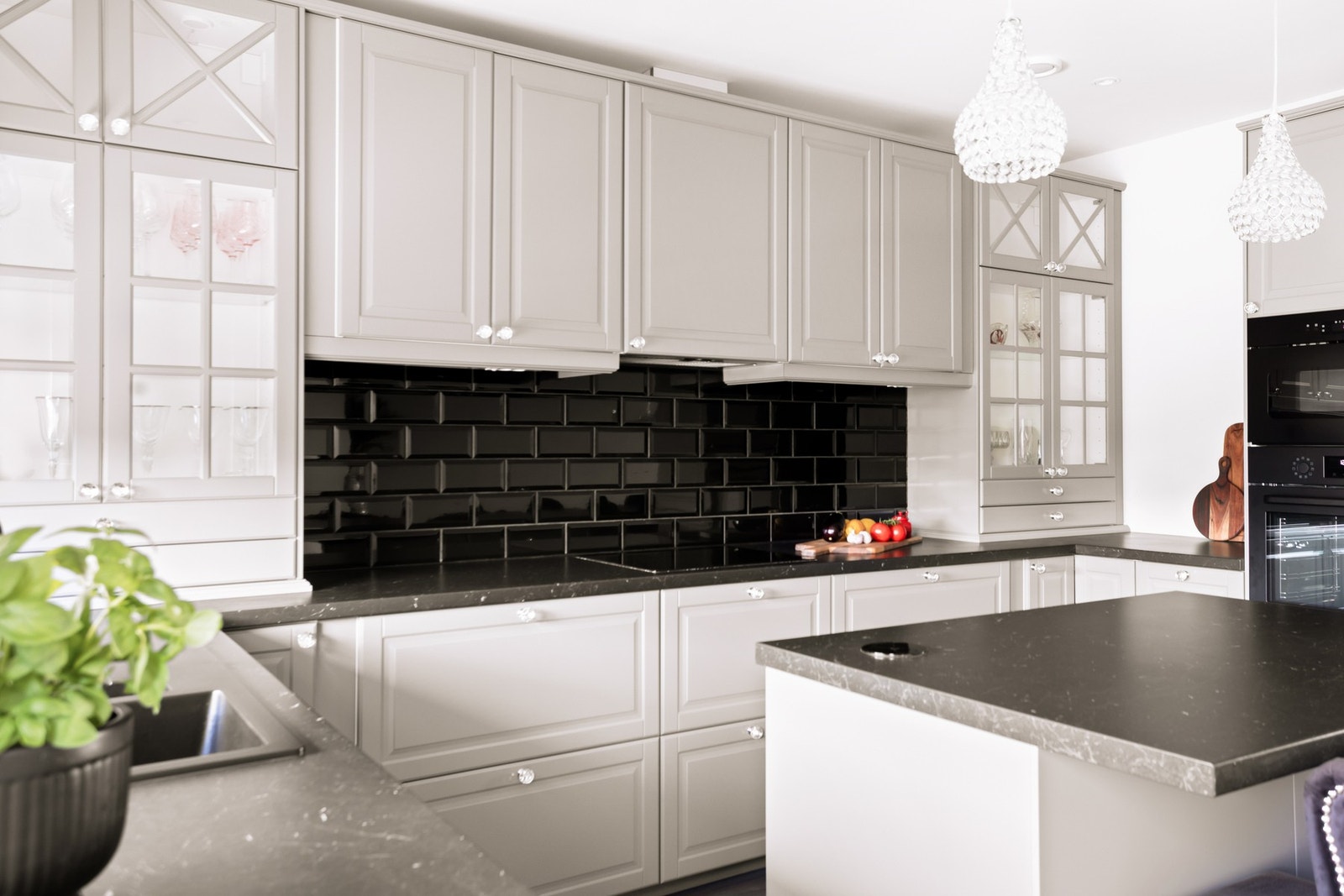 Kjøkkenet har mye over- og underskaper. Galleribilde