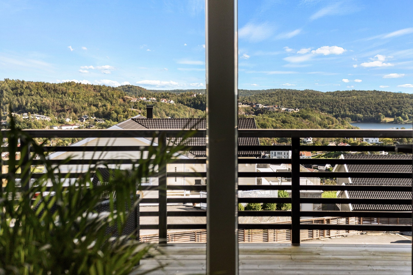 Utsikt mot Tvedestrand sentrum. Galleribilde