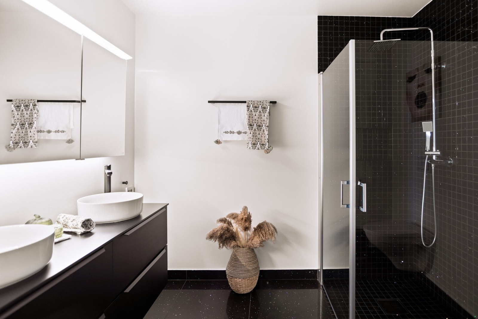 Romslig bad i underetasjen. Galleribilde