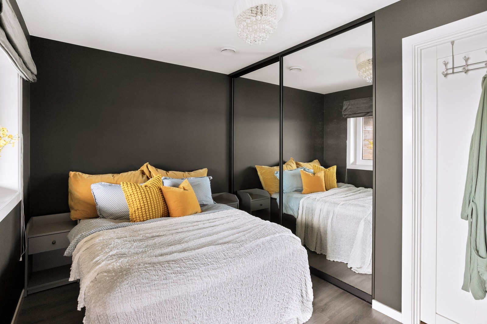 Stor garderobe for mye oppbevaring. Galleribilde