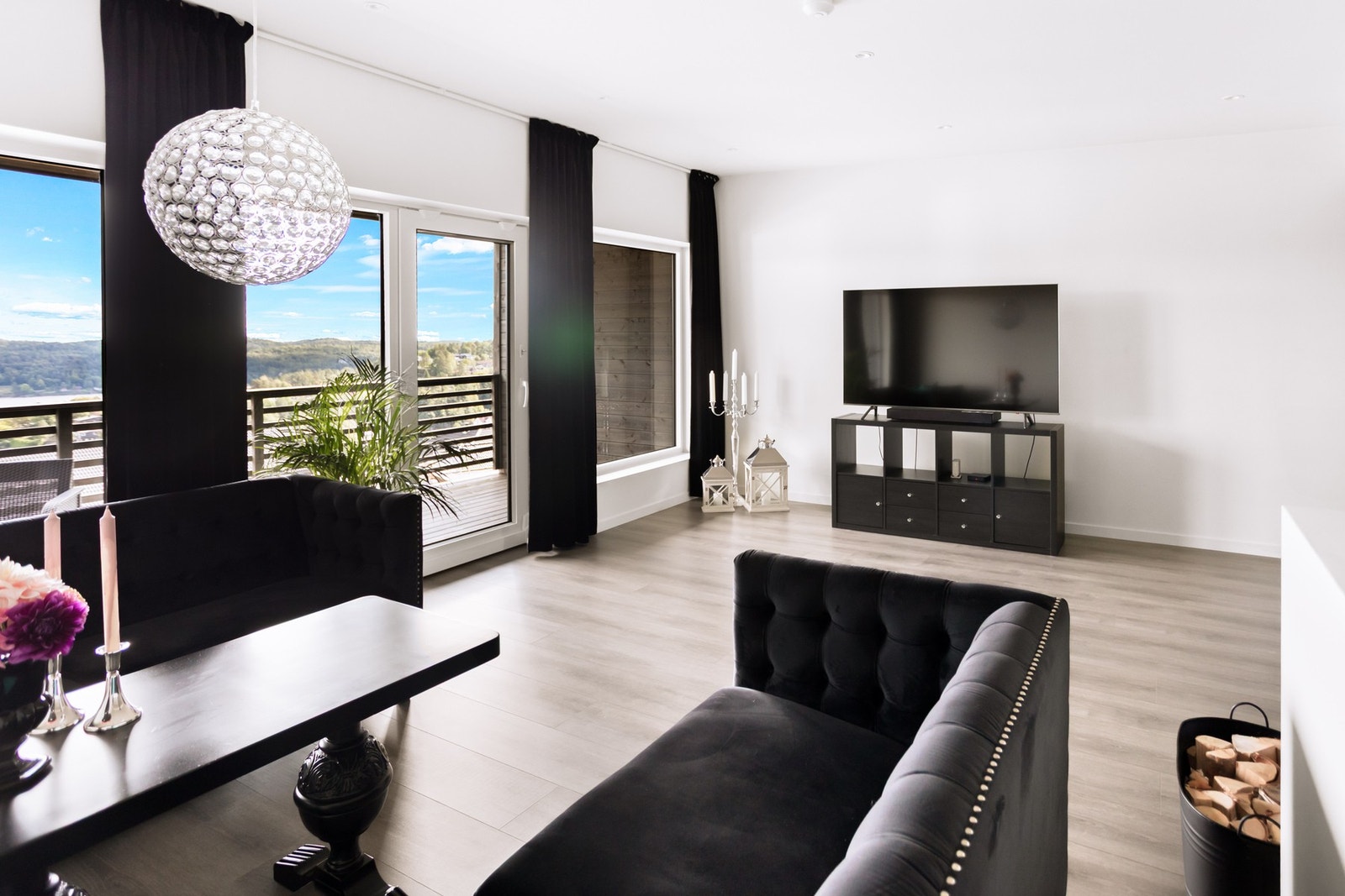 Utgang til terrasse fra stue. Galleribilde