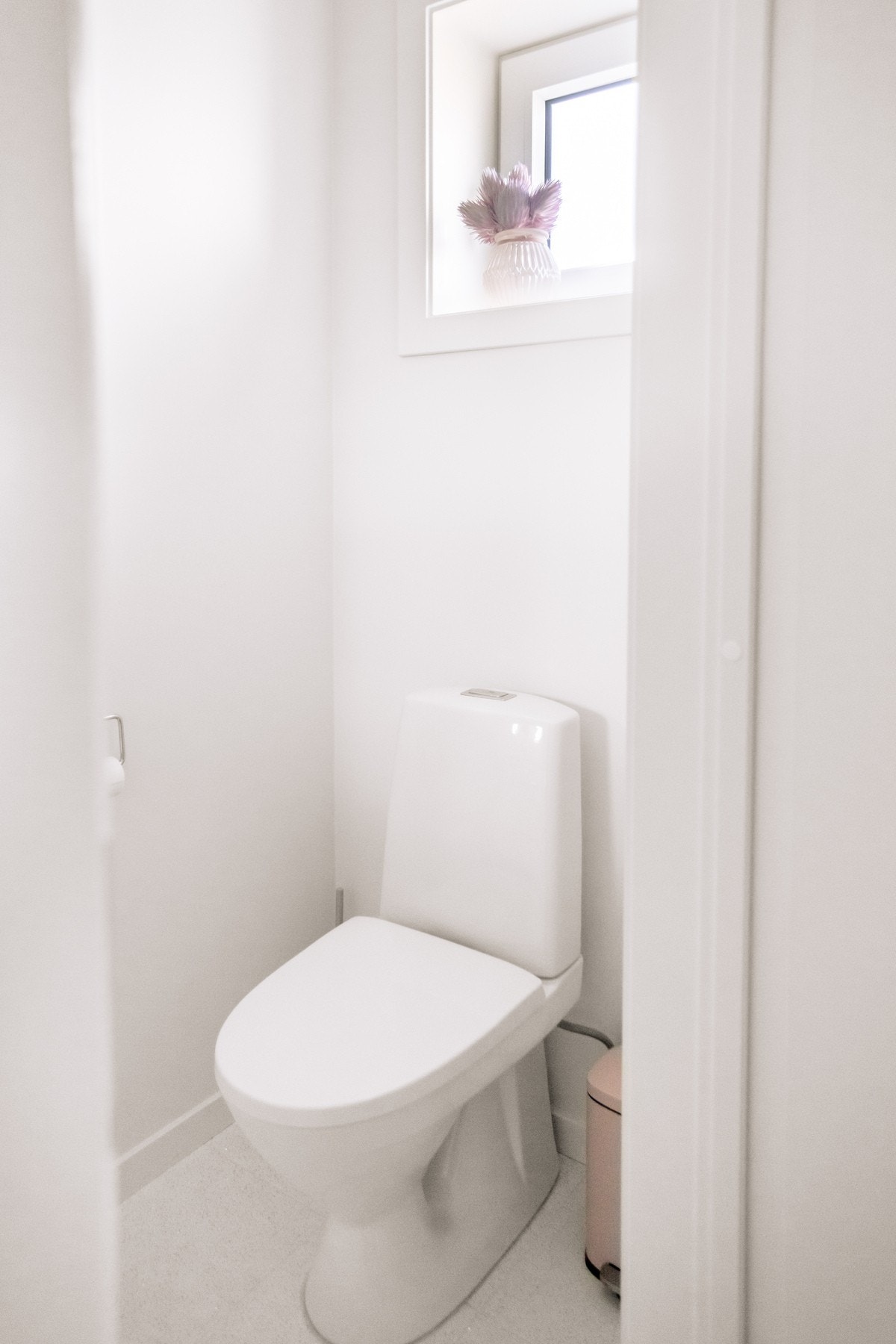 Toalettrommet er utstyrt med toalett og servant m/innredning. Galleribilde