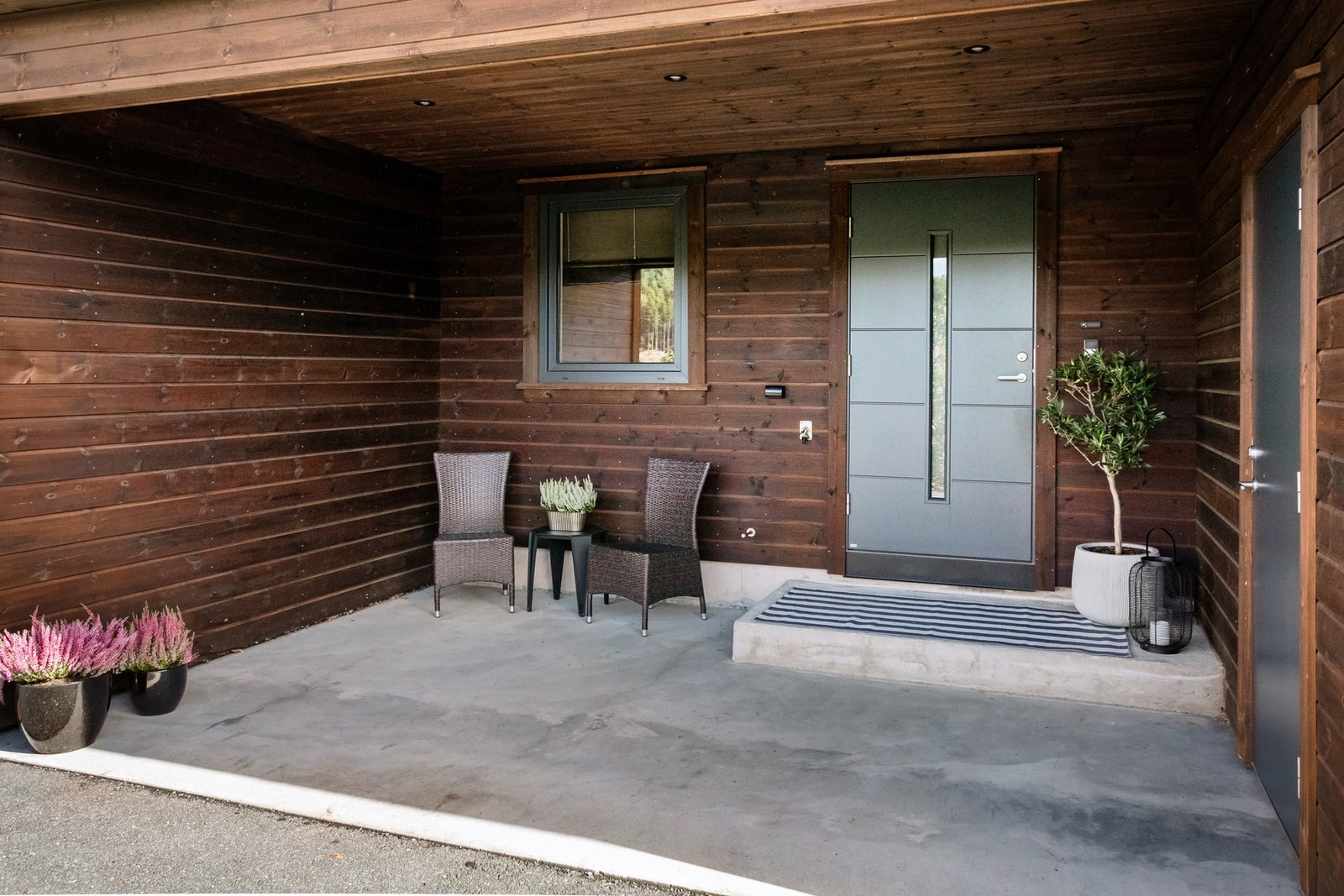 Takoverbygg over inngangsparti med utvendig bod. Galleribilde