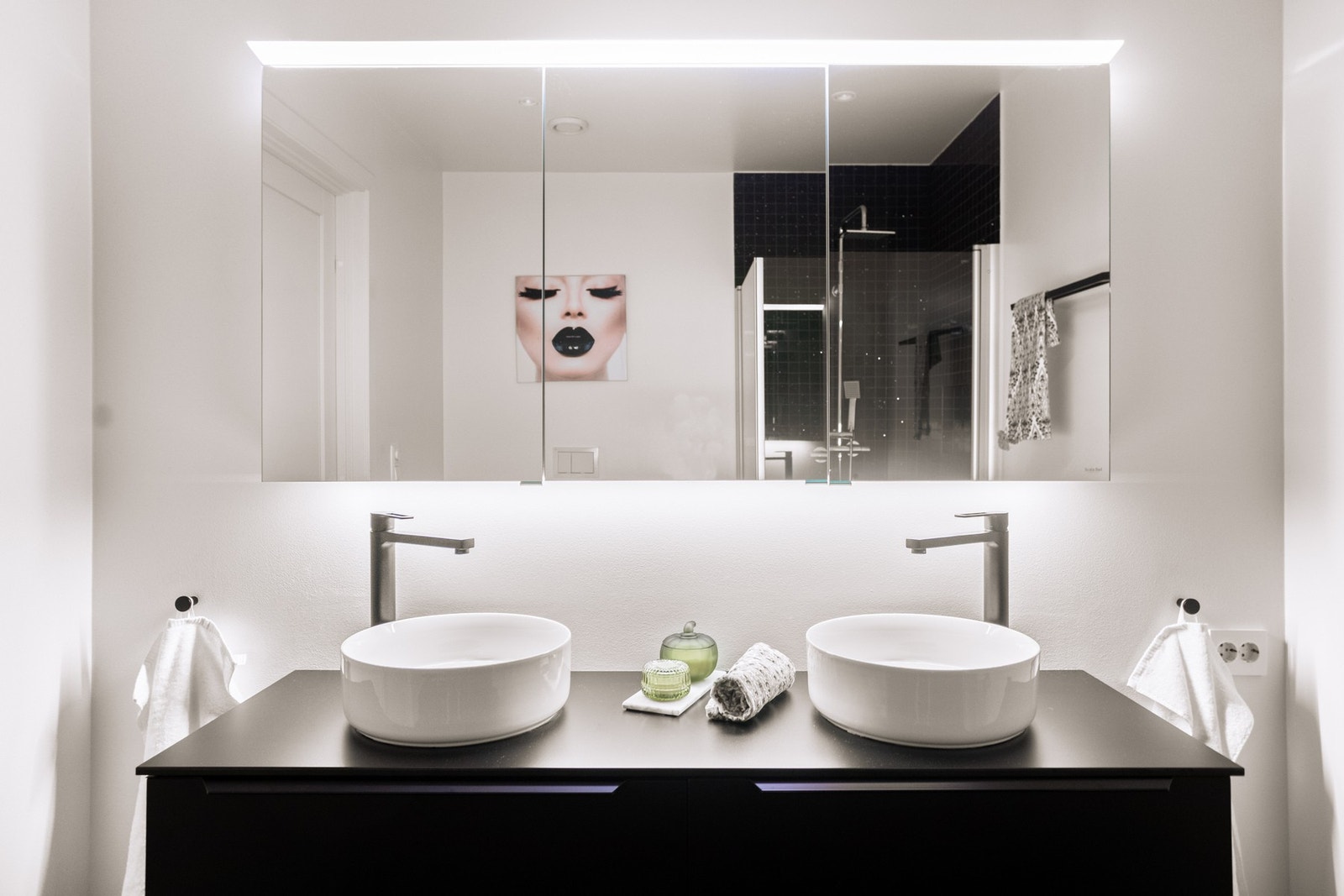 Badet er utstyrt med dobbeltservant m/innredning, dusjhjørne og vegghengt toalett. Galleribilde