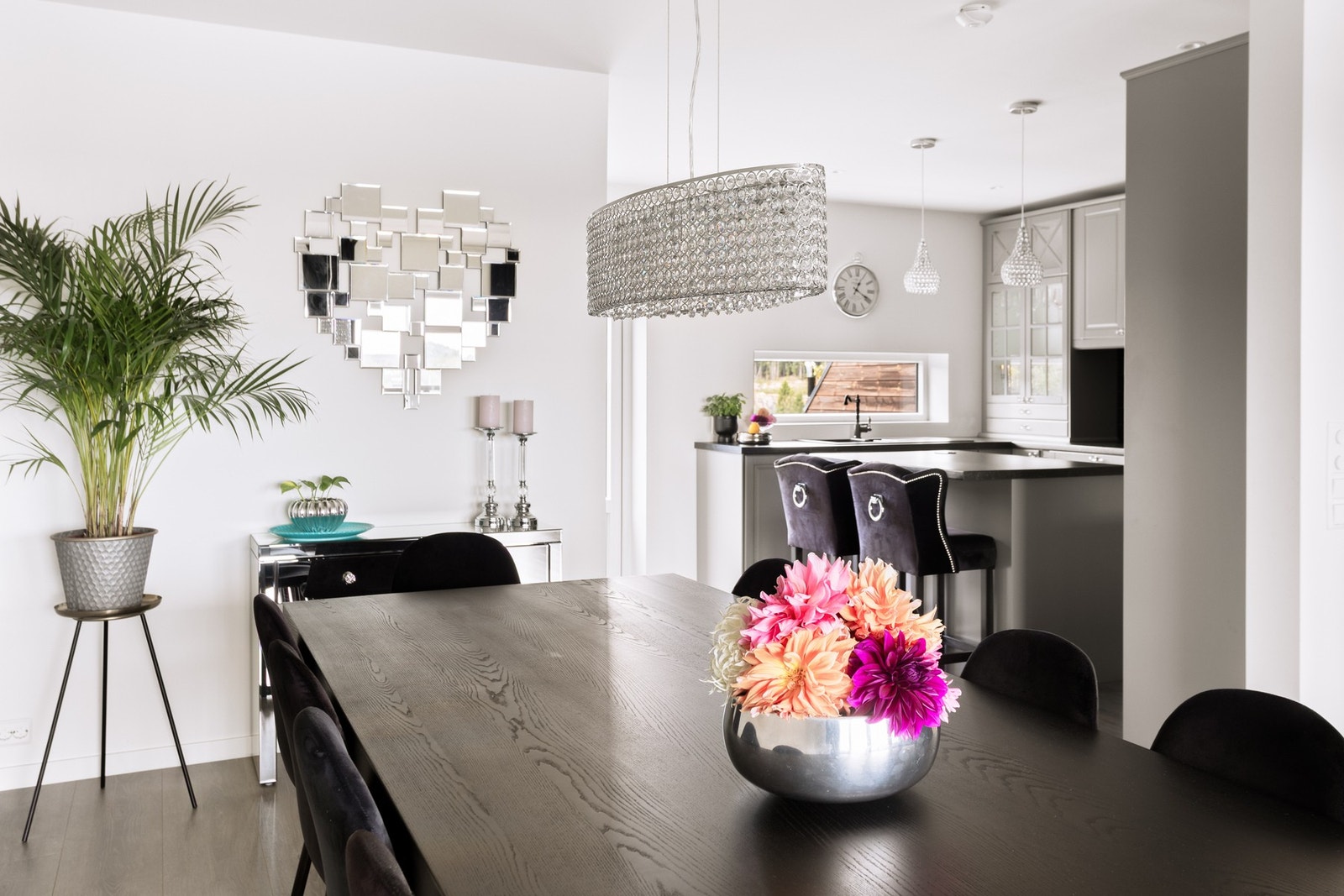 Stua er i åpen løsning til kjøkkenet. Galleribilde