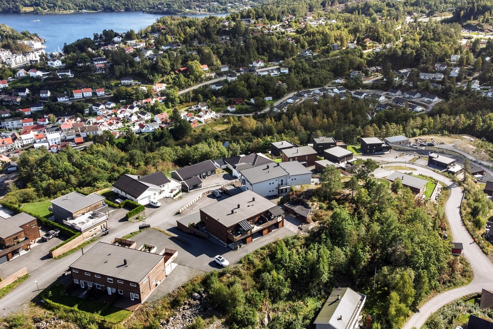 Det er offentlig vei frem til boligen som gir enkel adkomst. Galleribilde