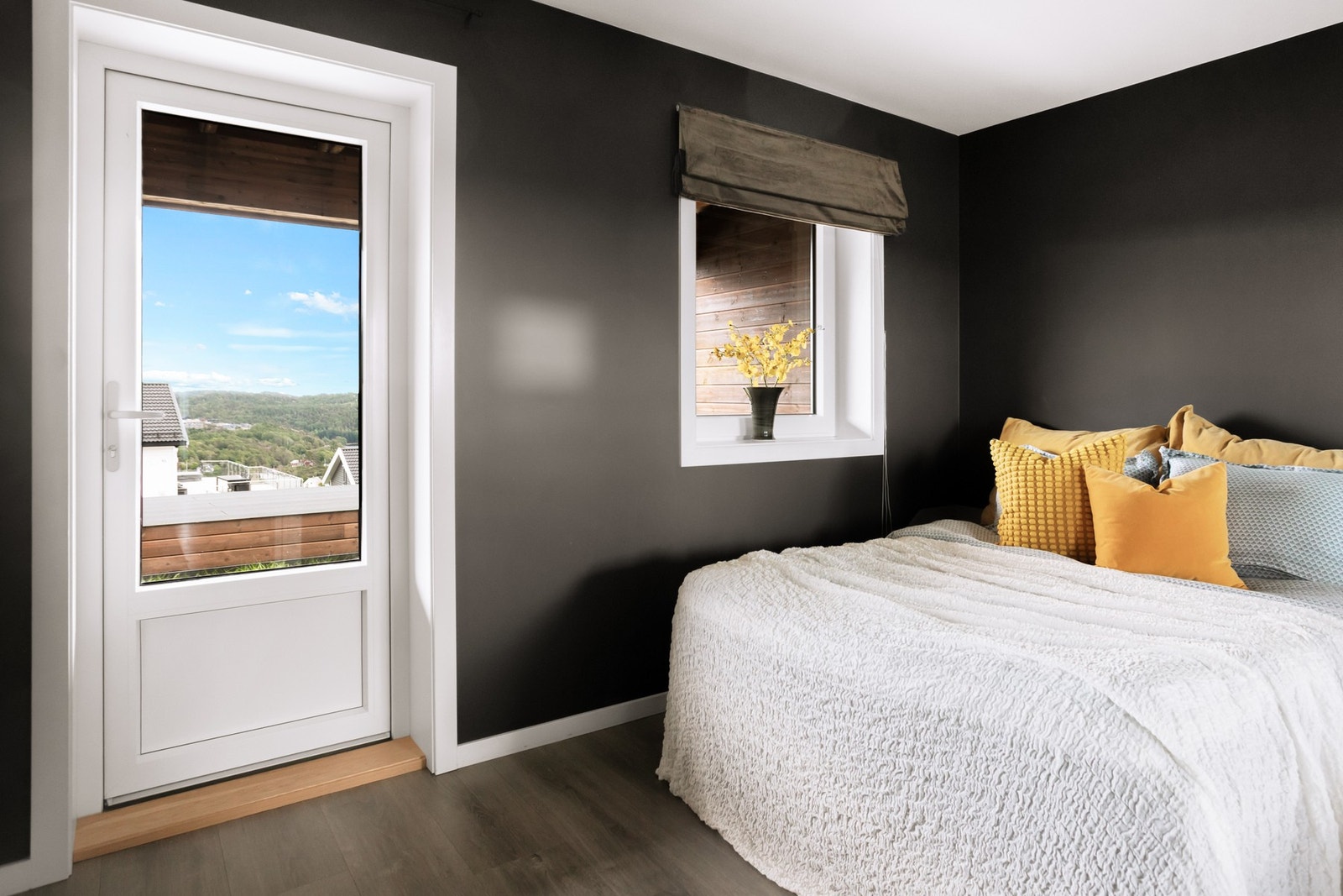 Hoved soverommet har utgang til platting. Galleribilde