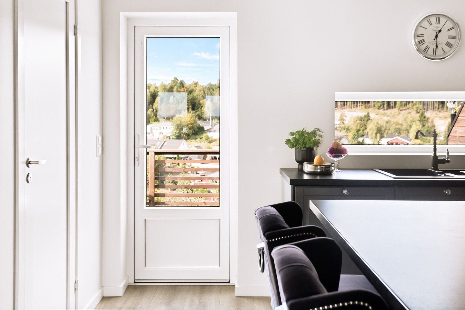 Fra kjøkkenet er det utgang til terrasse. Galleribilde