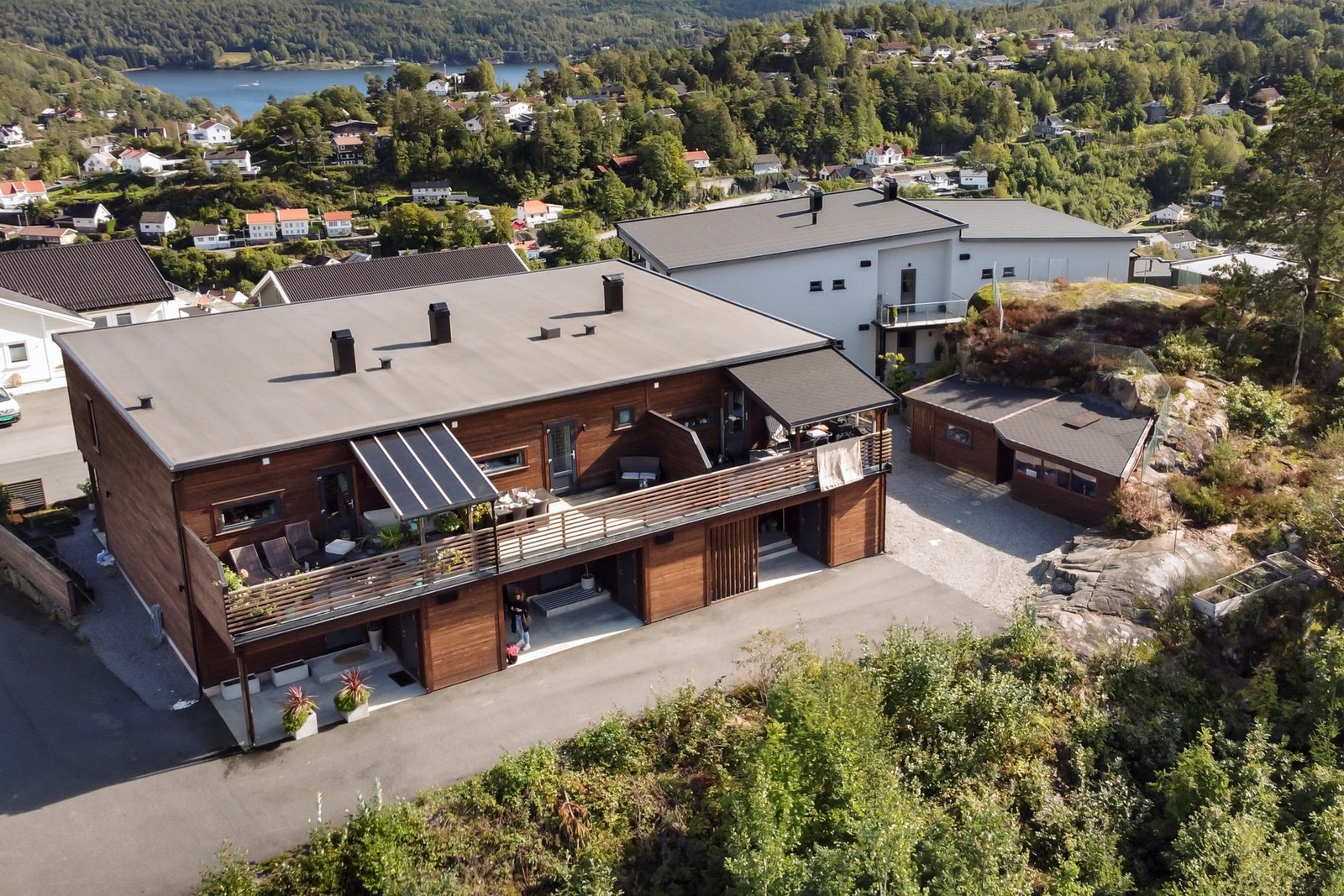 Asfaltert tun med enkel adkomst. Galleribilde