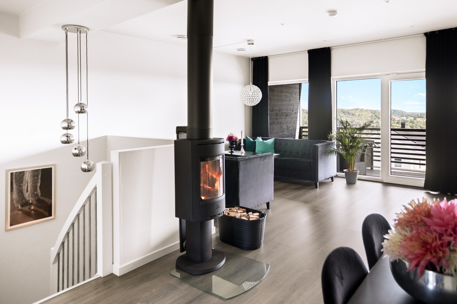 Stor og åpen stue med peisovn for god oppvarming. Galleribilde