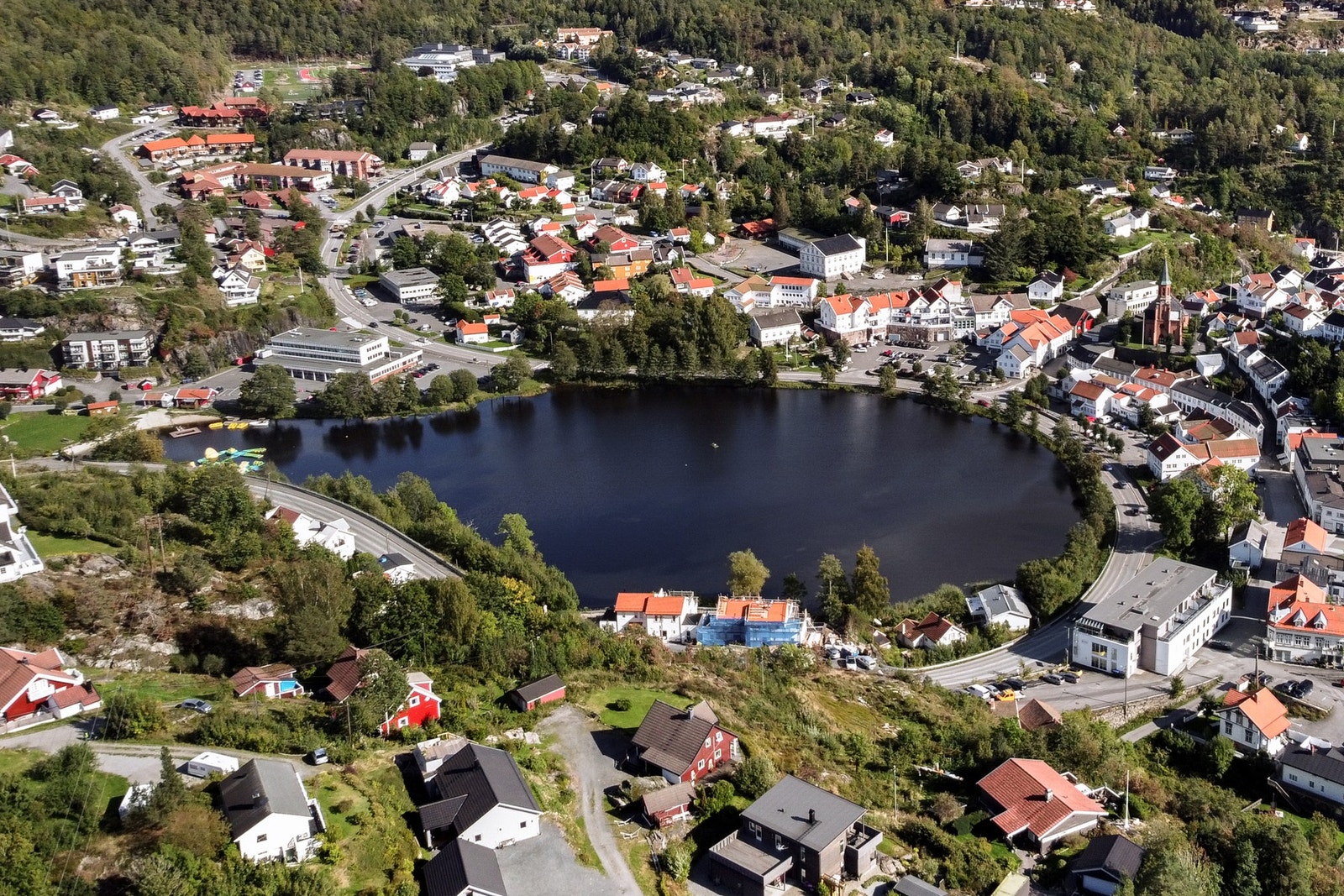 Tjenna gir gode bademuligheter med egen badepark. Galleribilde