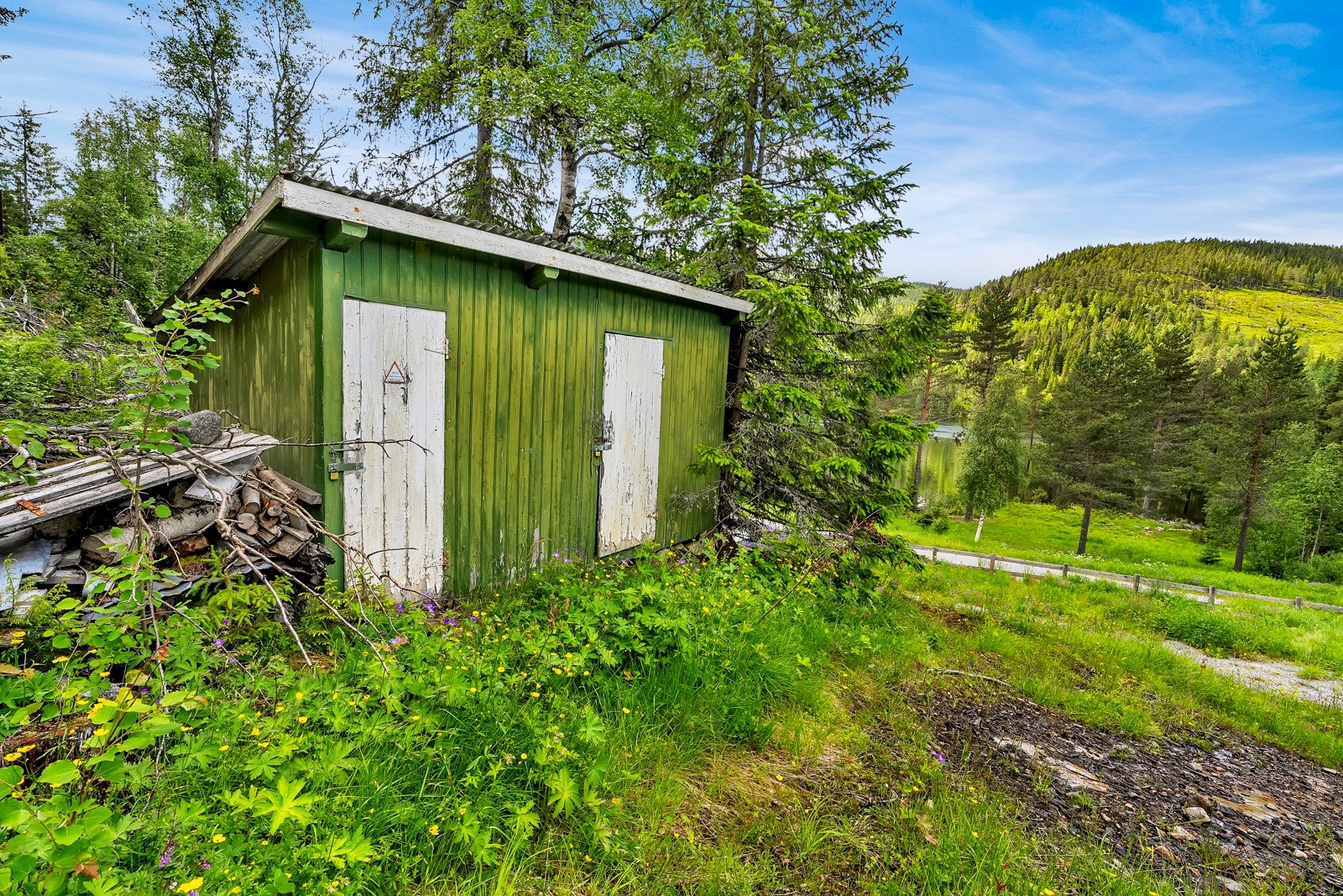 Vedbod og utedo utenfor fritidsboligen Galleribilde