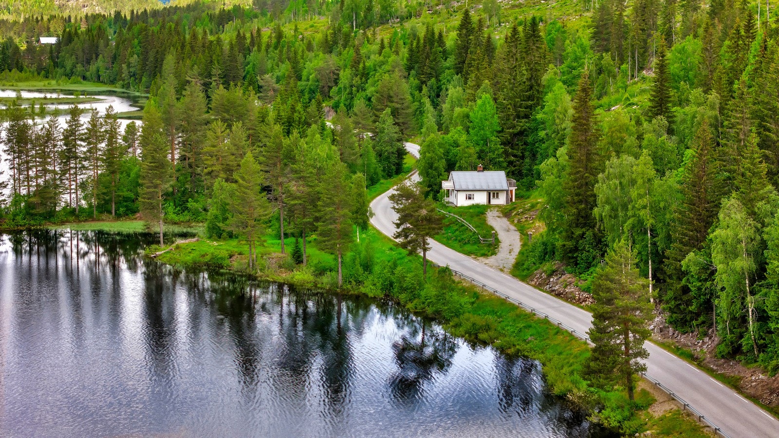 Det er en fritidseiendom på tomten med grei standard. Galleribilde