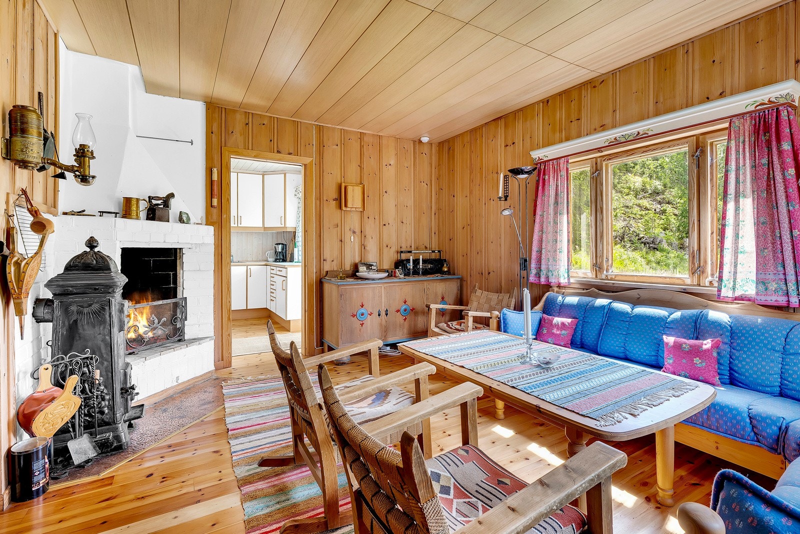 Stue med trivelig peisovn Galleribilde