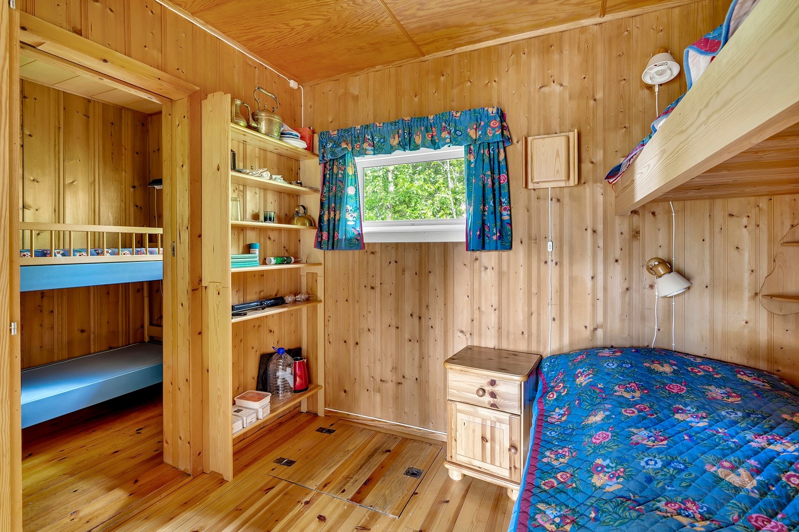 Det er to soverom i første etasje Galleribilde