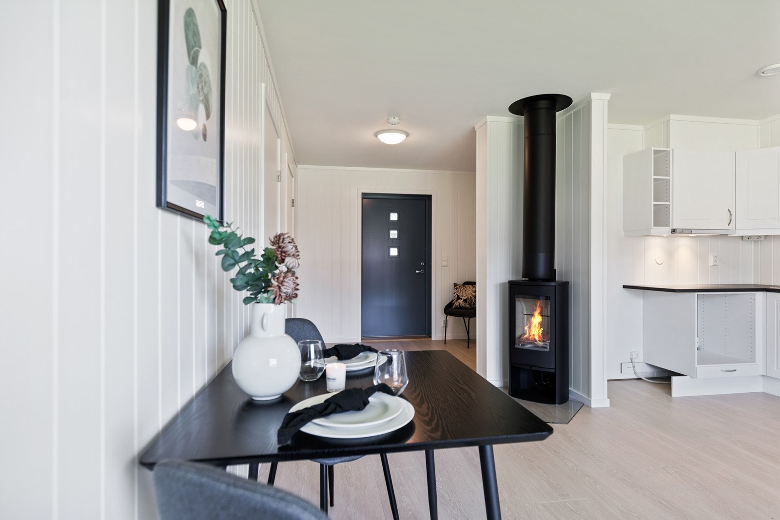 Det er i dag integrert oppvaskmaskin, platetopp og stekeovn. Galleribilde