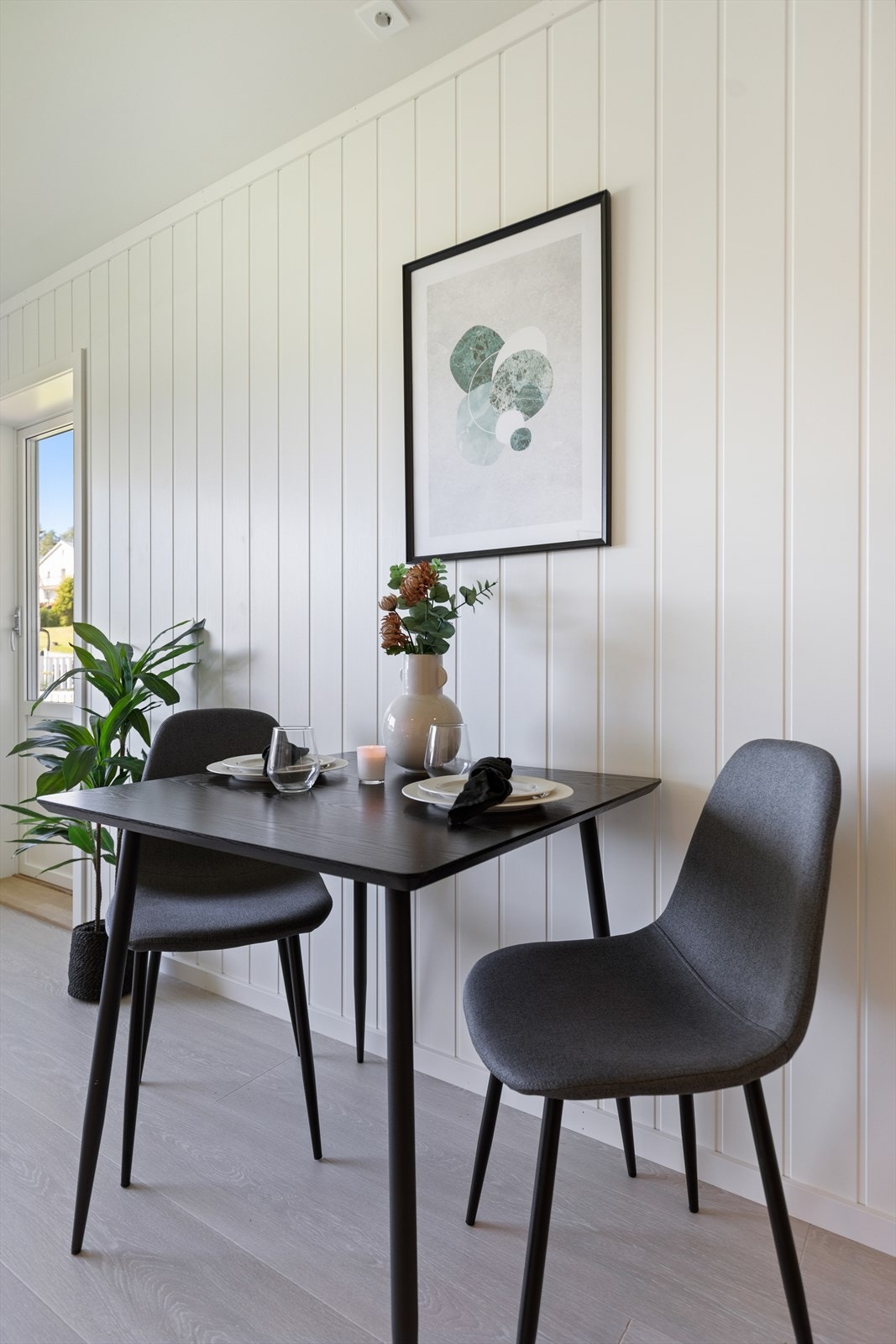 Veggene har malte mdf-plater og innvendige tak har malte slette gipsplater. Galleribilde