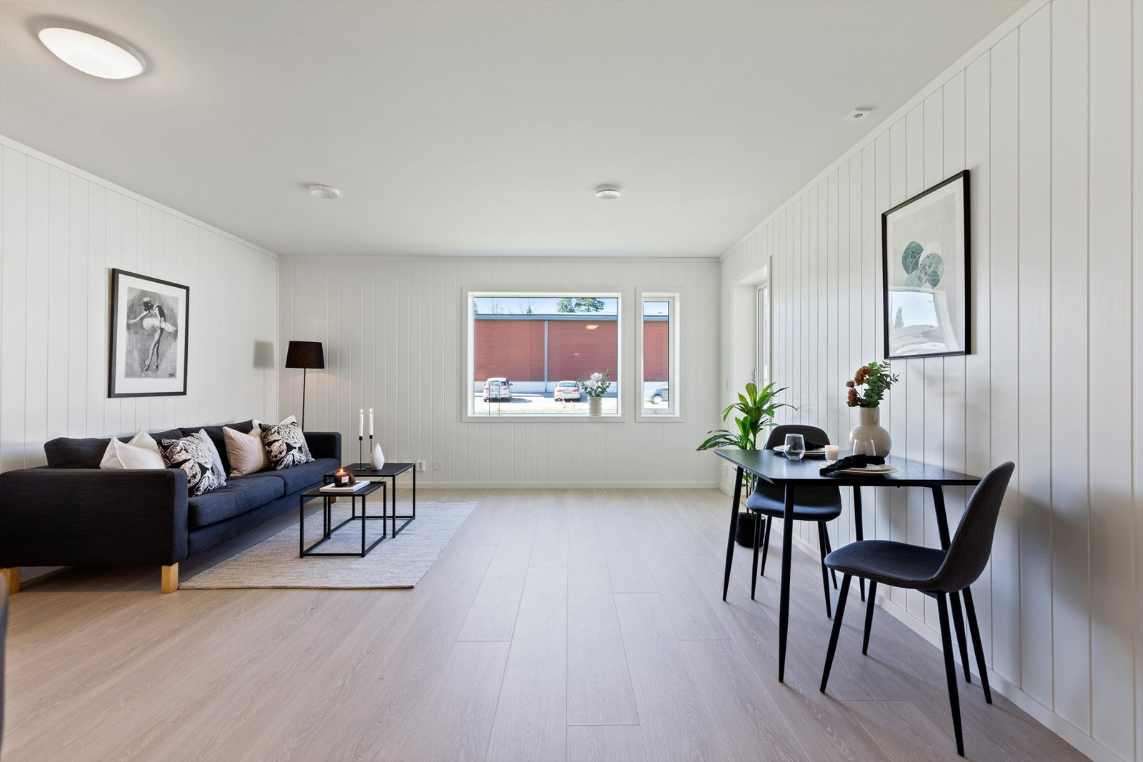 Det er god plass til både spisebord og sofagruppe. Galleribilde