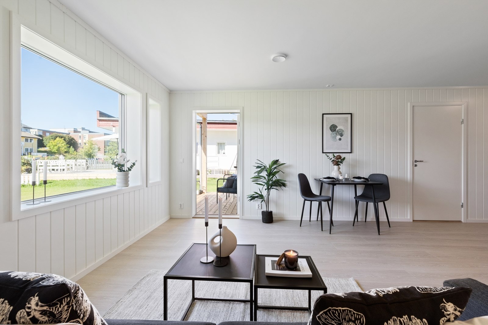 Fra stuen er det utgang ut til terrassen. Galleribilde