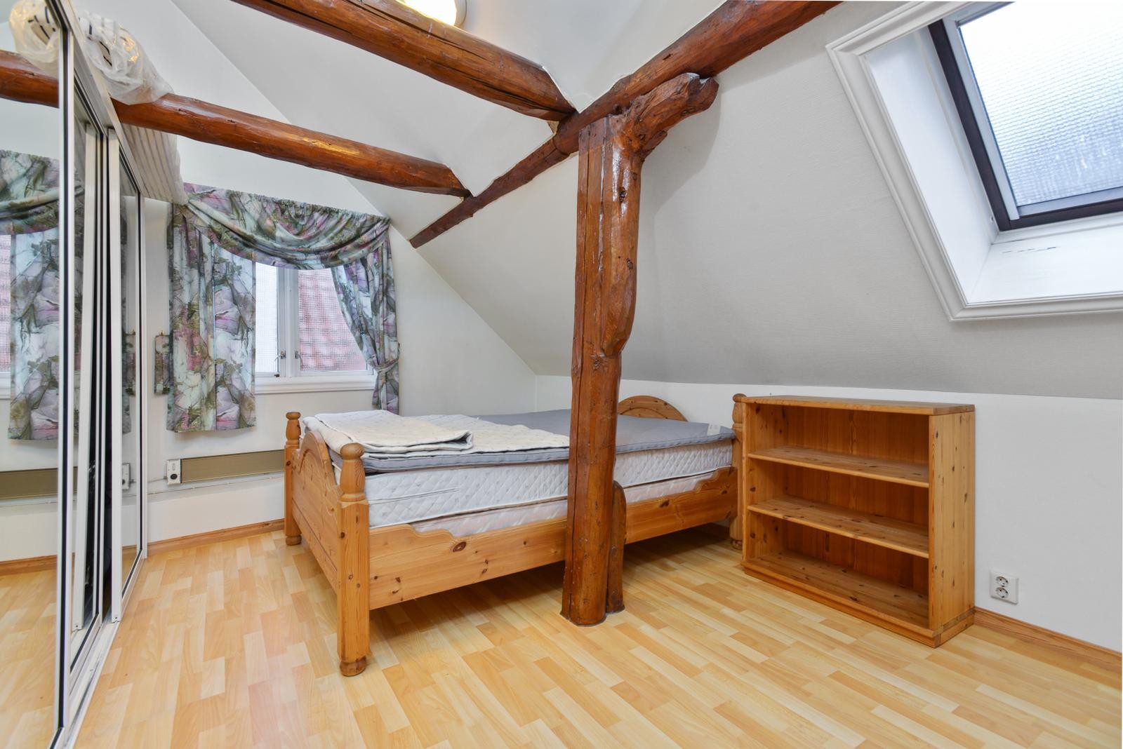 Soverom med garderobe Galleribilde