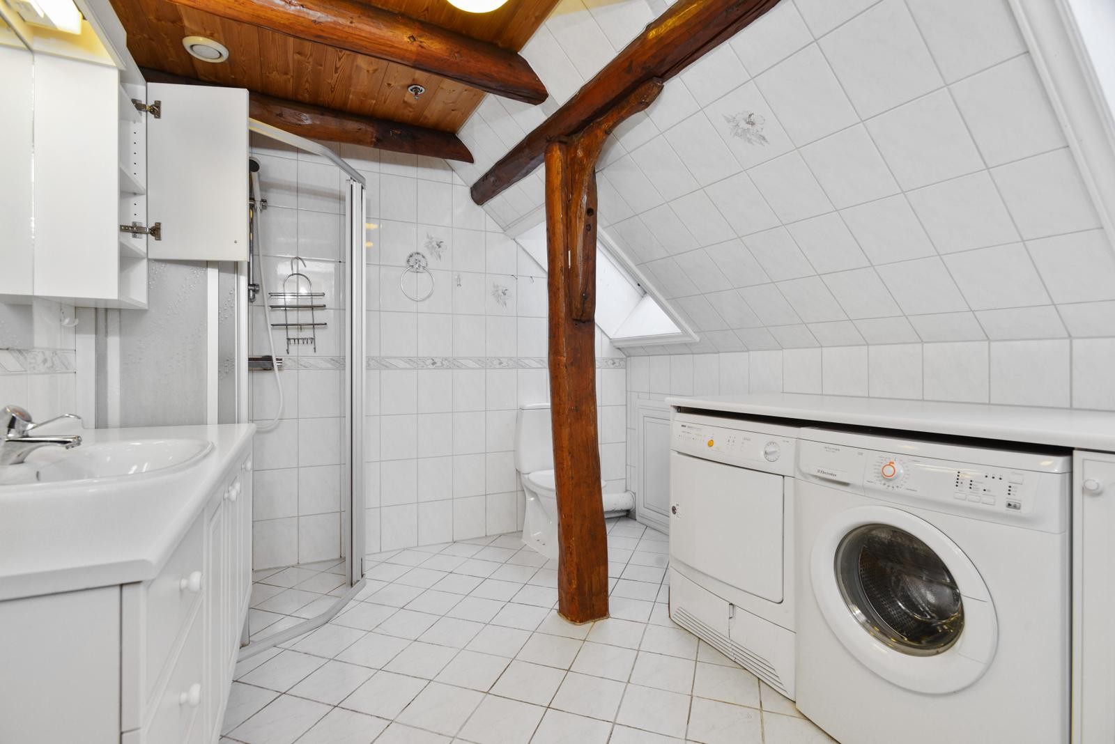 Bad/wc med dusj, vaskemaskin og tørketrommel Galleribilde