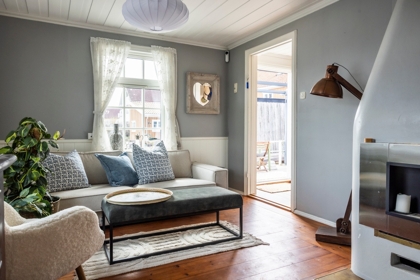 I stueb finner du en koselig peis som skaper varme og stemning på kjølige kvelder. Galleribilde