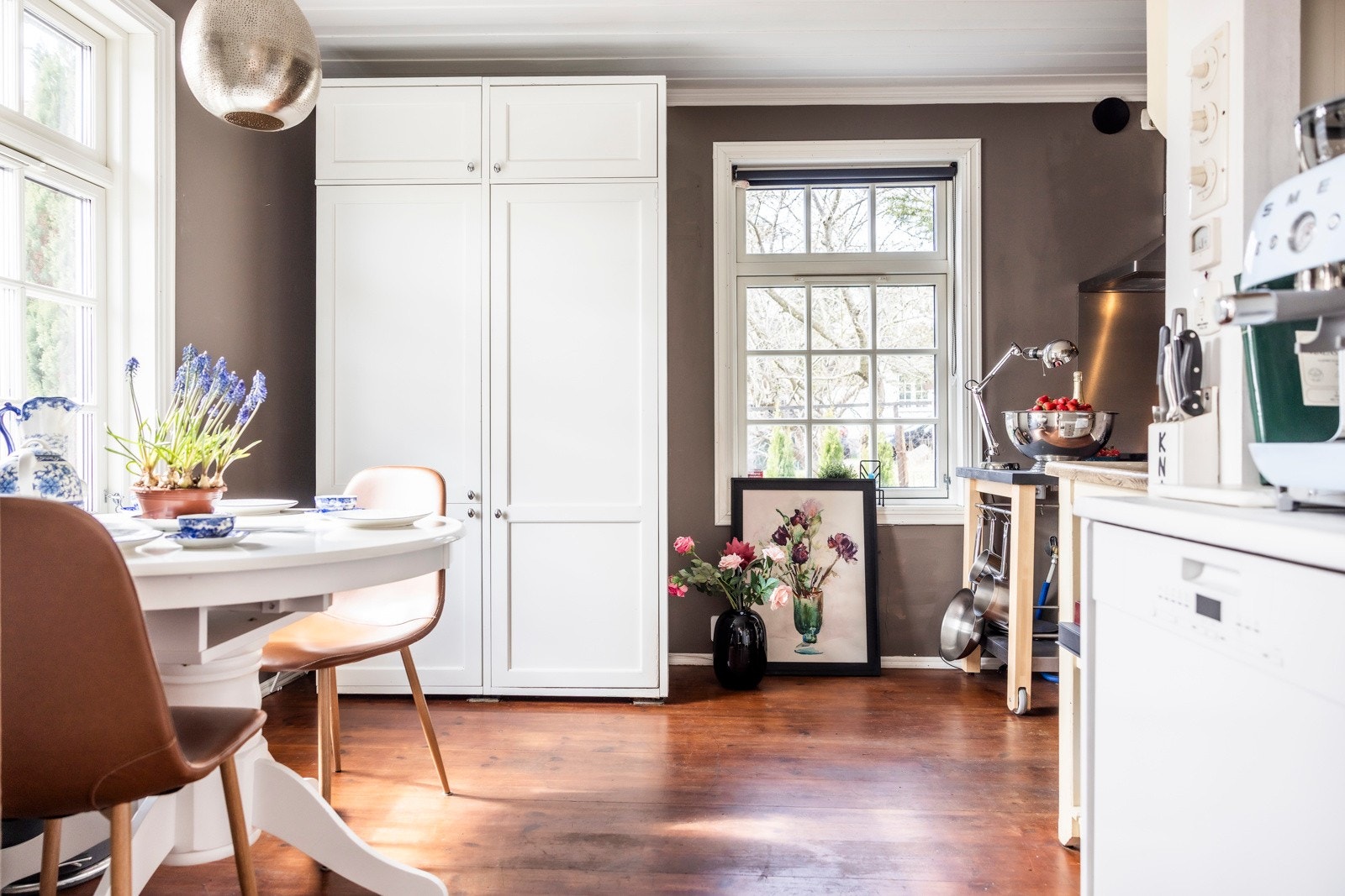 Ved kjøkkenet finner du en lys og koselig spiseplass, med stort vindu og vakker utsikt. Et rom med atmosfære - og praktisk oppbevaring i et stort, integrert skap. Galleribilde