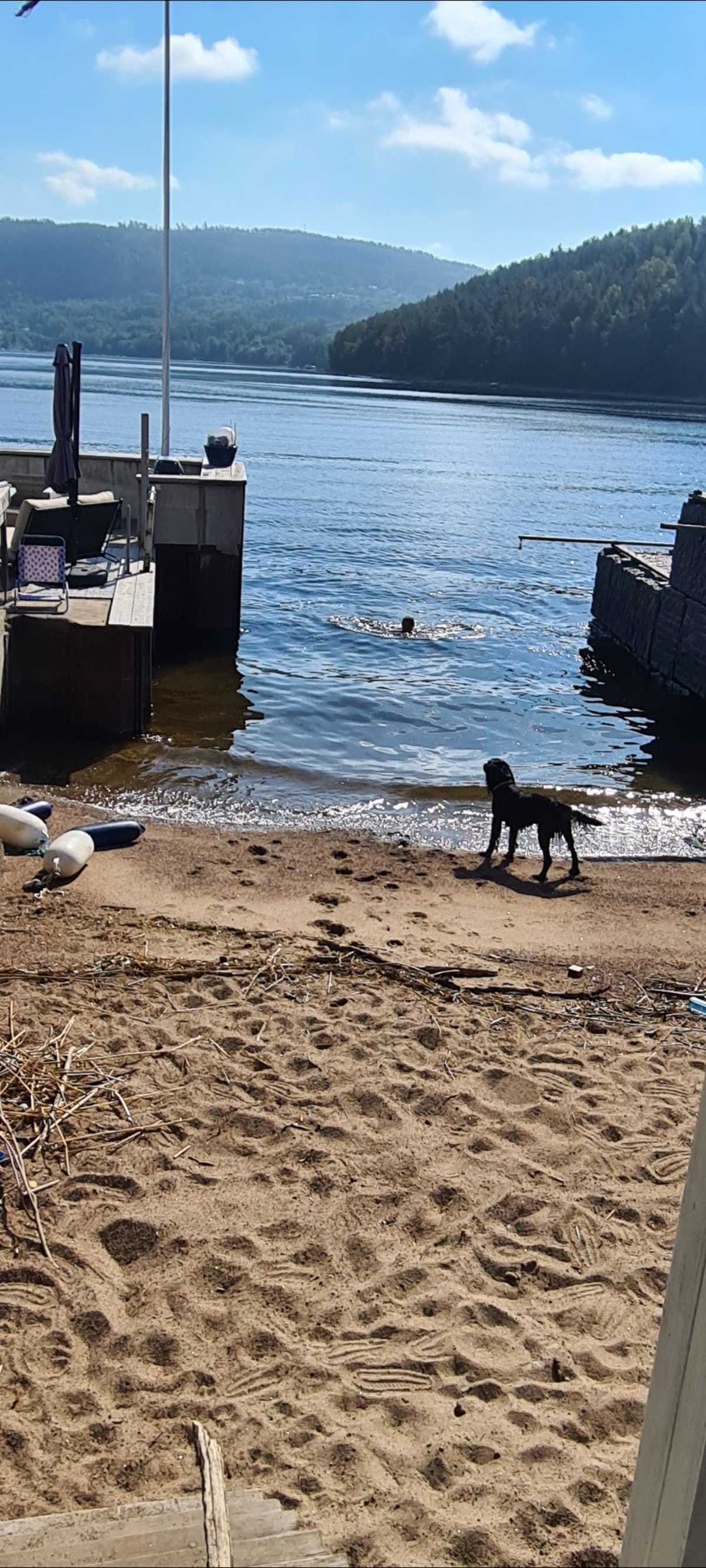 Nydelig strand hvor man kan nyte sol og sommer samt hyggelige sommeraktiviterer og bading. Galleribilde