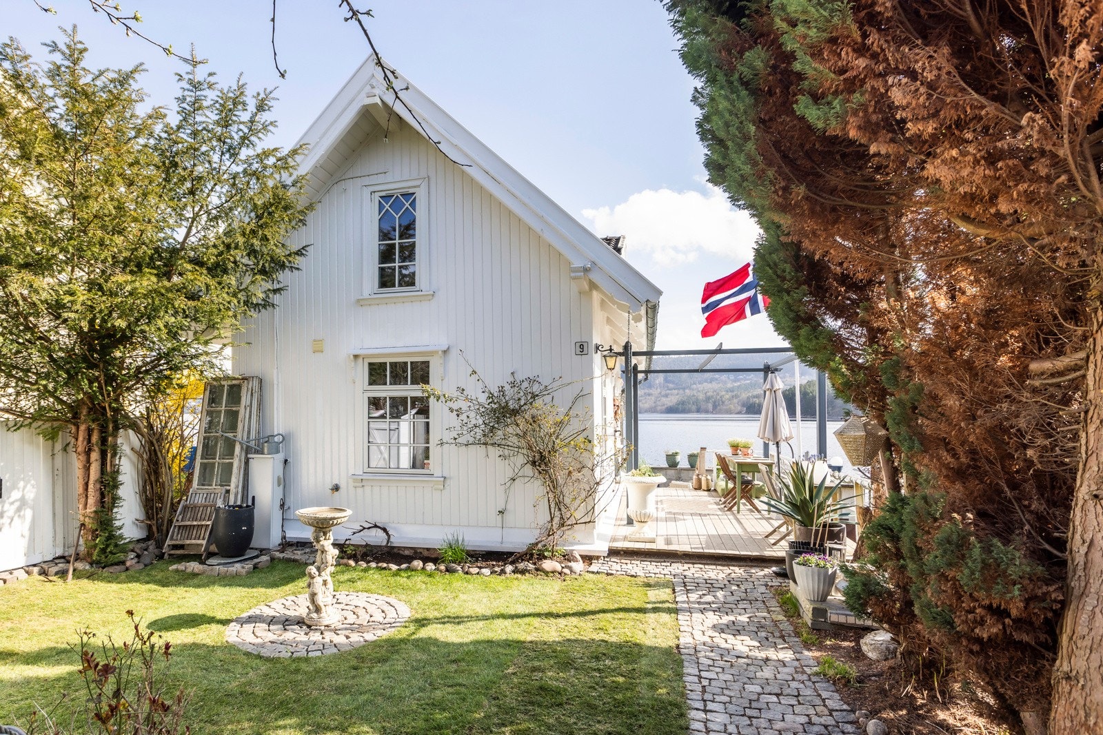 Bak huset venter en fredelig bakgård med en frodig, liten hage og en sjarmerende fontene. En grønn og privat oase som innbyr til ro, lesing og lav puls. Galleribilde