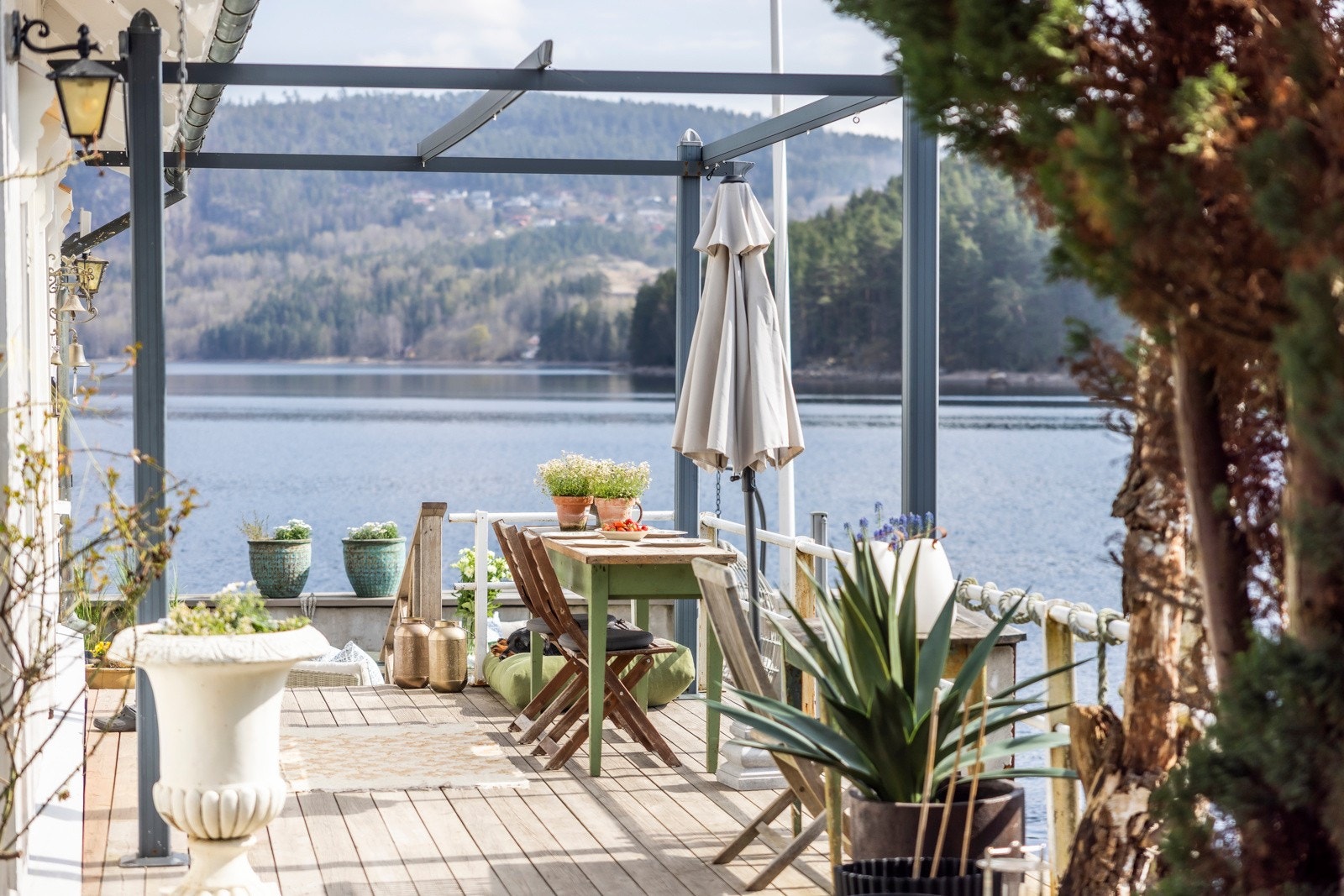 Terrassen byr på nydelig utsikt rett ut mot vannet - her får du både sol og sjø i skjønn forening. Galleribilde