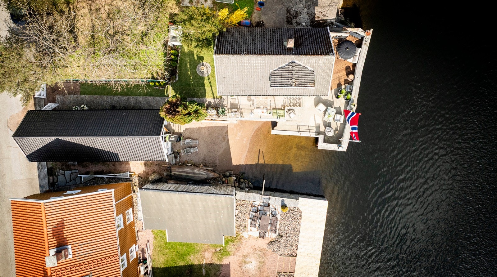 Hytta ligger lunt til, med egen plass ved sjøen og omkranset av vakker natur og åpen himmel. Galleribilde