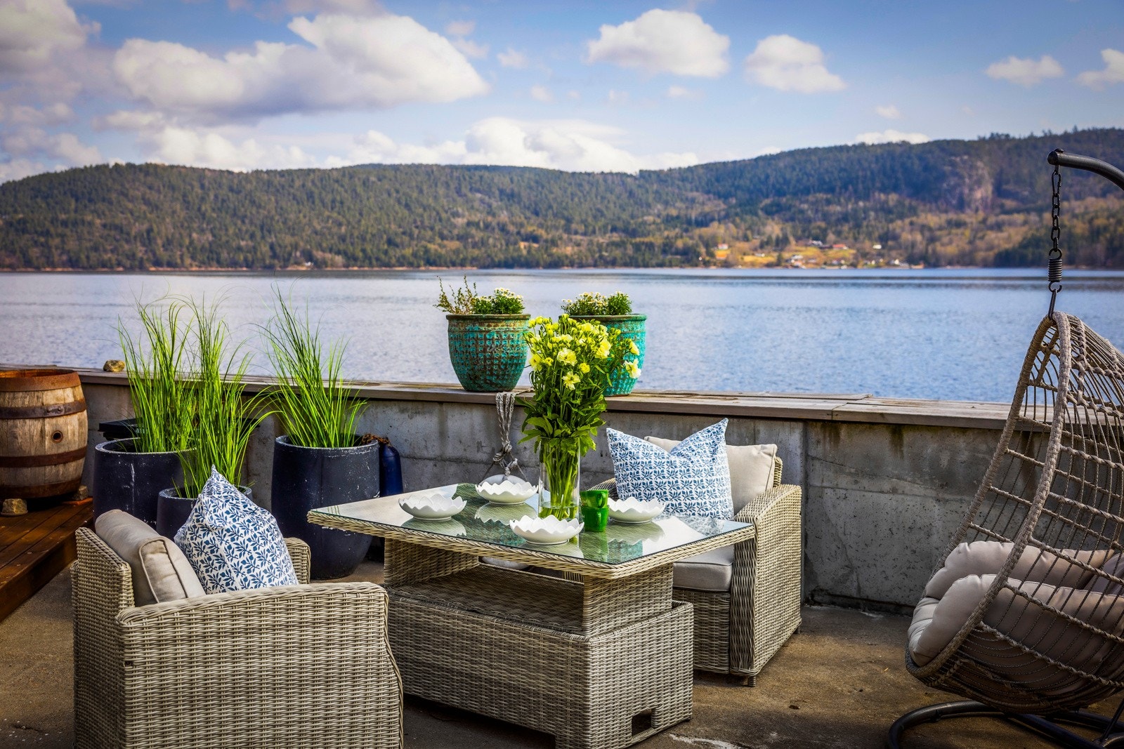 Skjermet og innbydende uteplass - perfekt for morgenkaffen, grilling eller sene sommerkvelder med gode venner Galleribilde