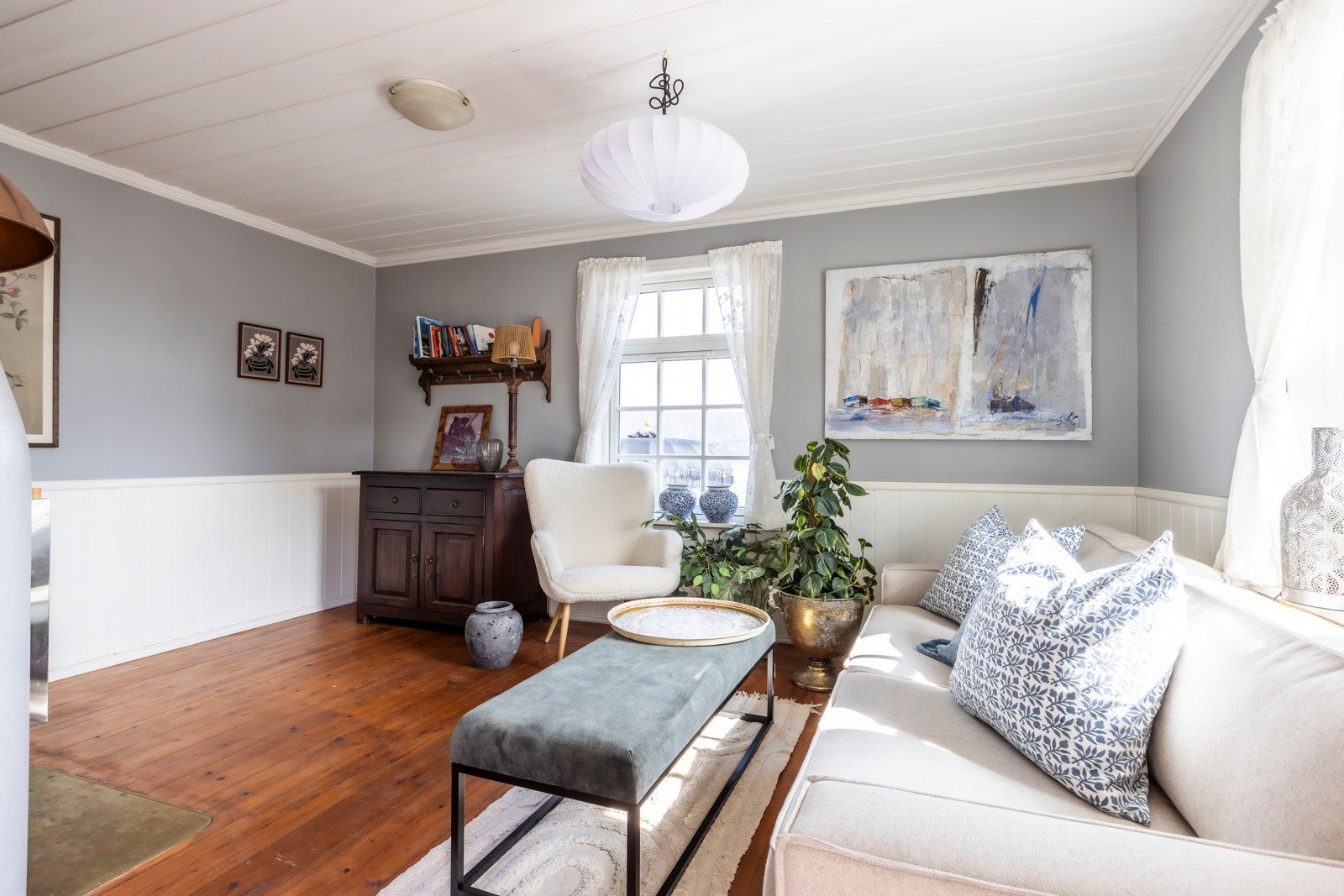 Stuen har en sosial og behagelig sone med plass til både avslapning og hyggelige sammenkomster. Galleribilde