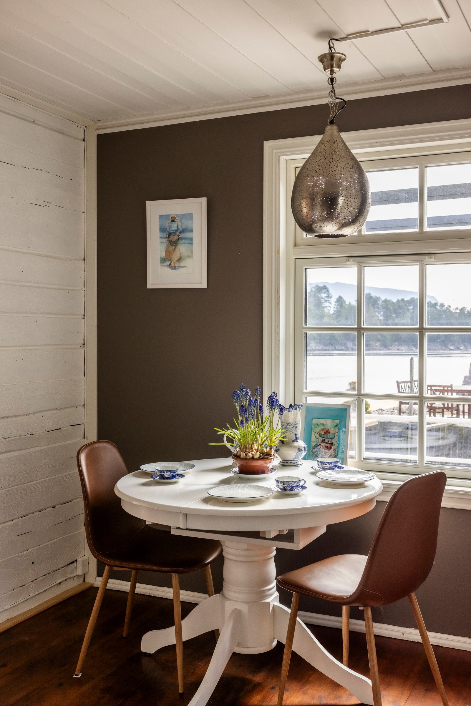 Mens du nyter måltidene her, får du utsikt rett mot sjøen, et nydelig skue som gjør hverdagsmiddagene til noe helt spesielt Galleribilde