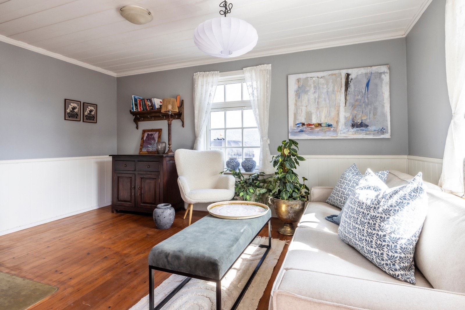 Stuen er lys og romslig med vinduer som slipper inn rikelig med dagslys. Galleribilde