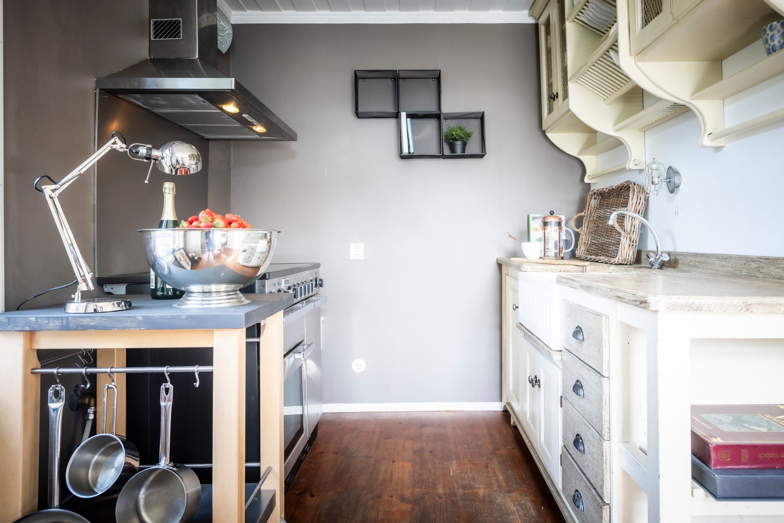 Kjøkkenet er lite og sjarmerende, med god funksjonalitet, komfyr og ventilator. Lyset strømmer inn gjennom vinduene og skaper en lun og trivelig arbeidsflate. Galleribilde