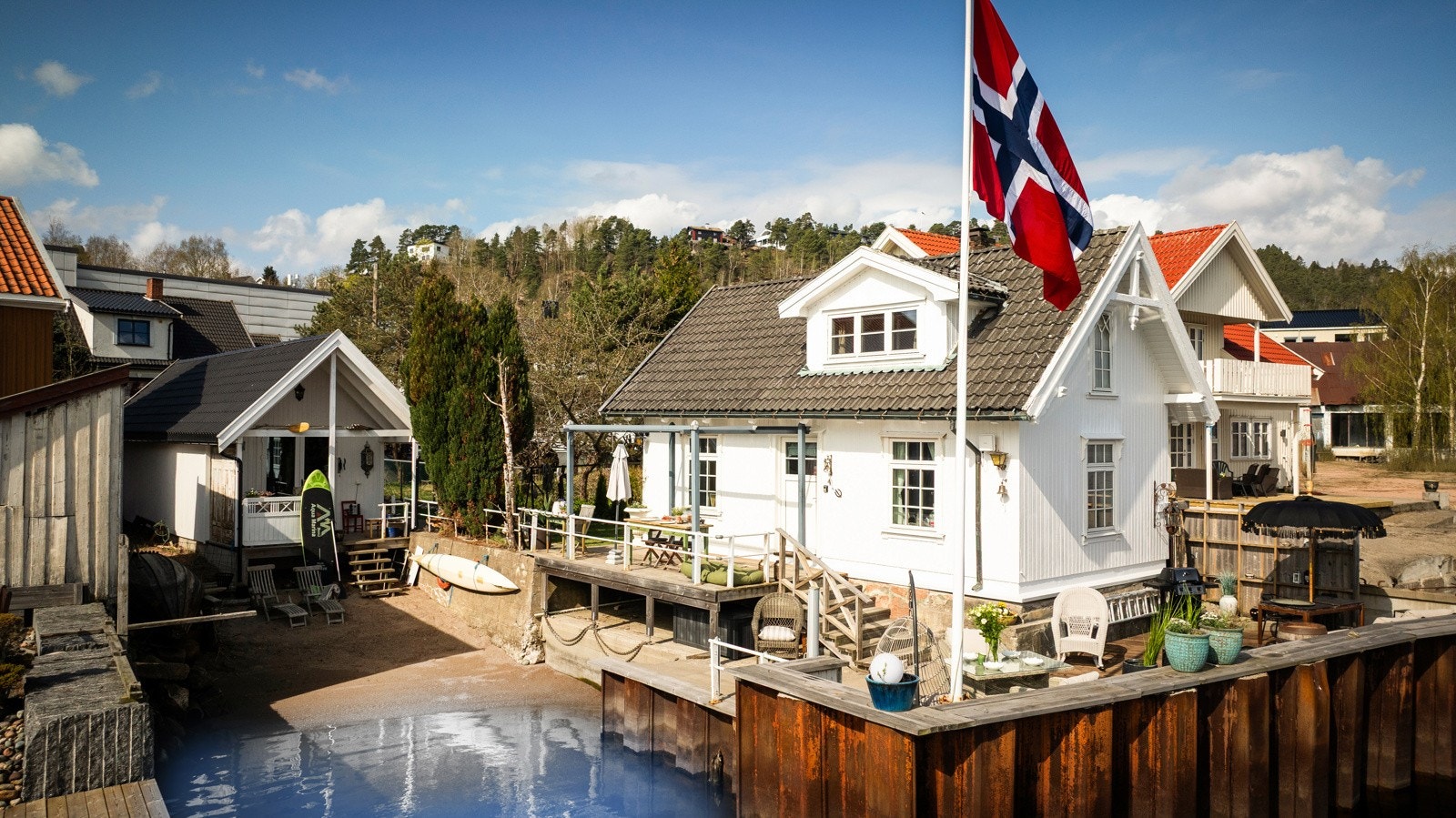 Hytta sett forfra - klassisk, sjarmerende og omgitt av vakker natur. En fredelig perle som innbyr til ro og rekreasjon. Galleribilde